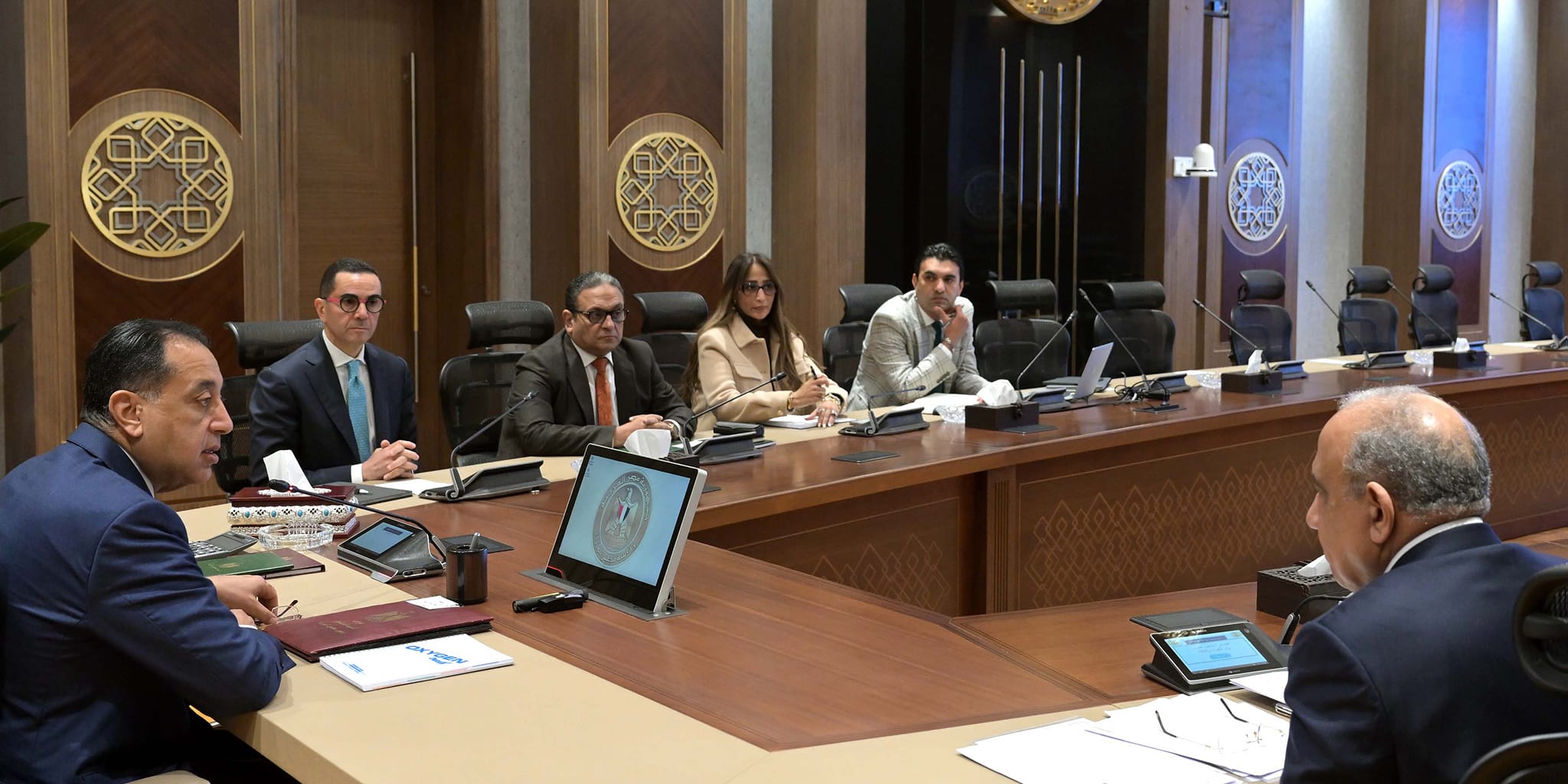 رئيس الوزراء في اجتماع مع وزيري الكهرباء والاستثمار