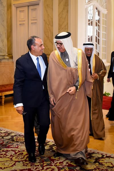 وزير الخارجية والهجرة يلتقي مع نظيره البحريني