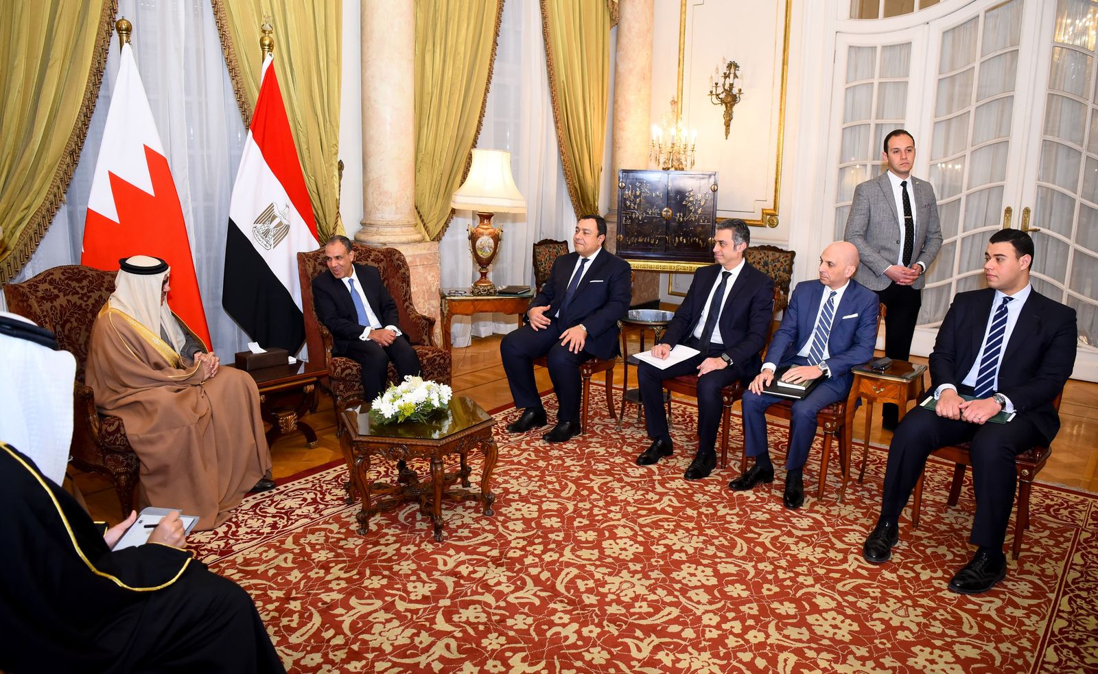 وزير الخارجية والهجرة يلتقي مع نظيره البحريني