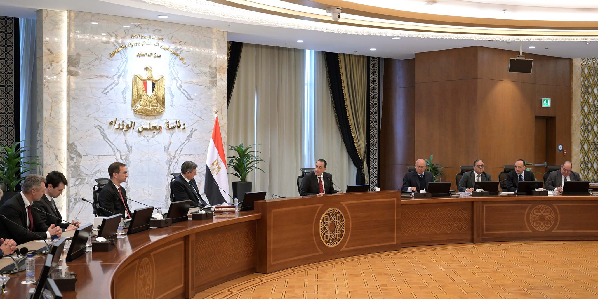 رئيس الوزراء يبحث تنفيذ مشروع للحد من حوادث السكك الحديدية