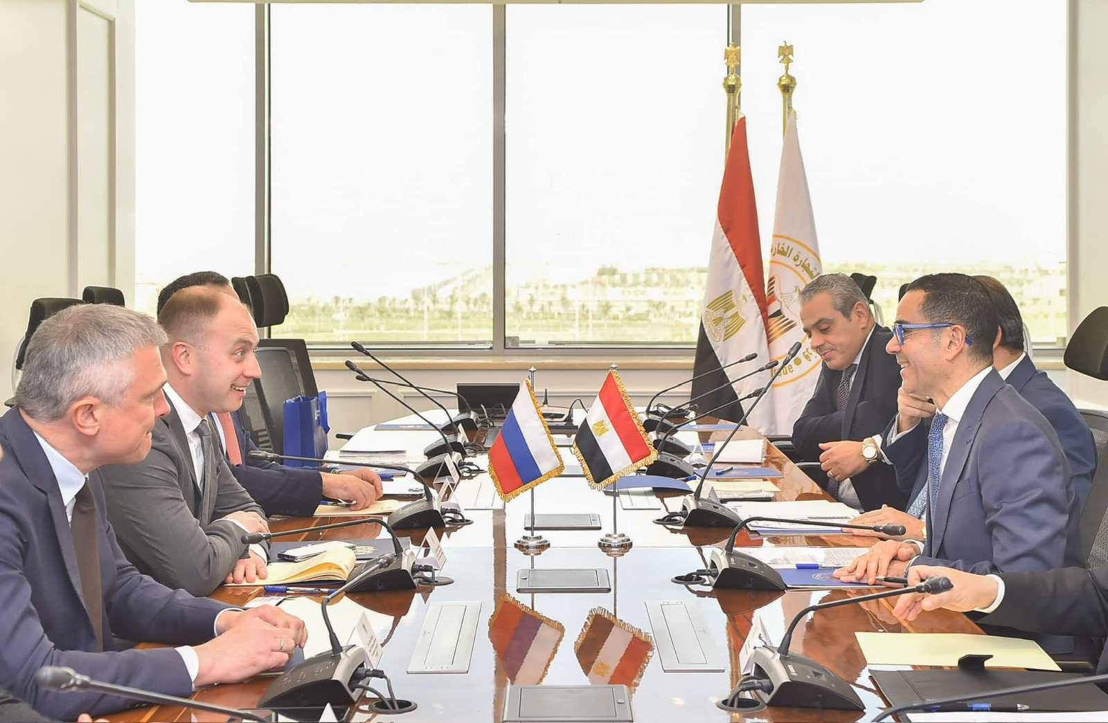 وزير الاستثمار يلتقي نائب وزير الصناعة والتجارة الروسي
