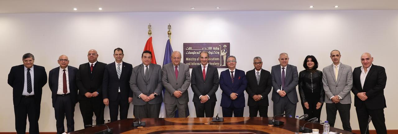 وزير الاتصالات مع أعضاء مجلس إدارة شركة واحات السيليكون