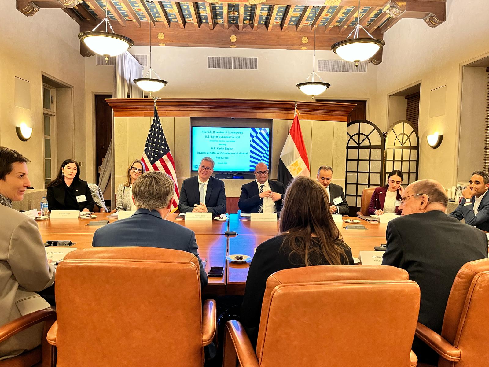 وزير البترول في مائدة مستديرة أثناء القمة العاشرة للطاقة