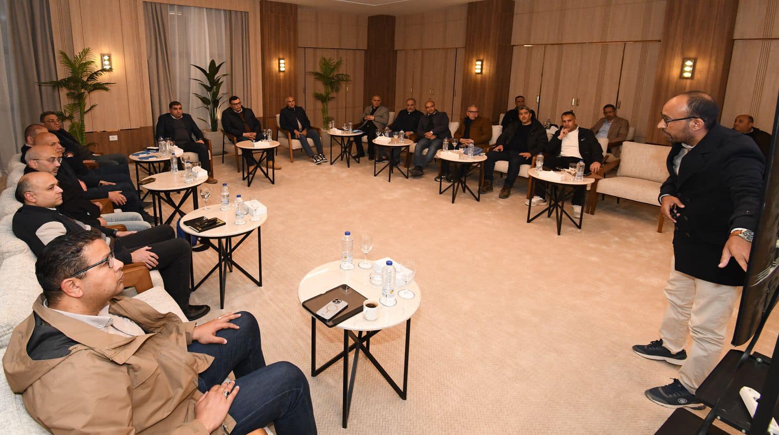 وزير الإسكان يستعرض موقف المشروعات التنموية بالعلمين الجديدة