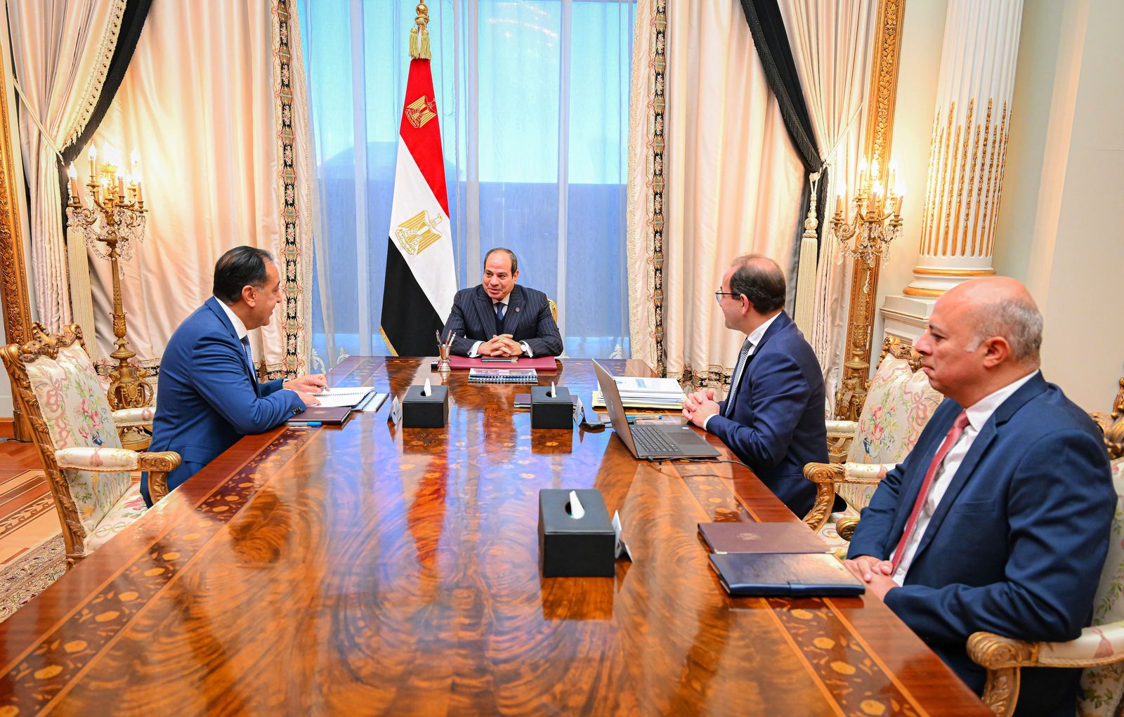 الرئيس السيسي يجتمع مع رئيس الوزراء ووزير المالية
