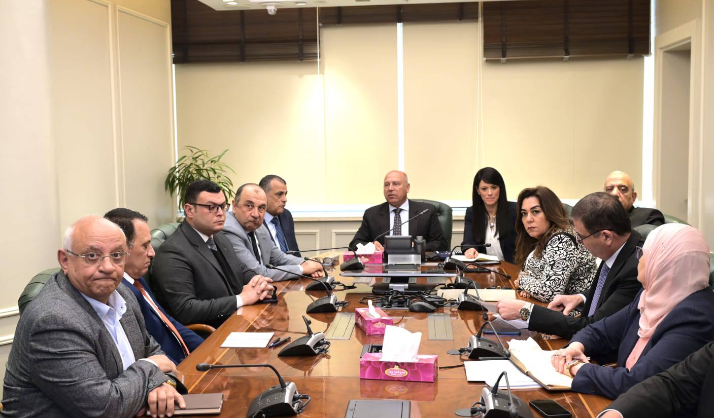الوزير يترأس اجتماع المجموعة الوزارية للتنمية الصناعية