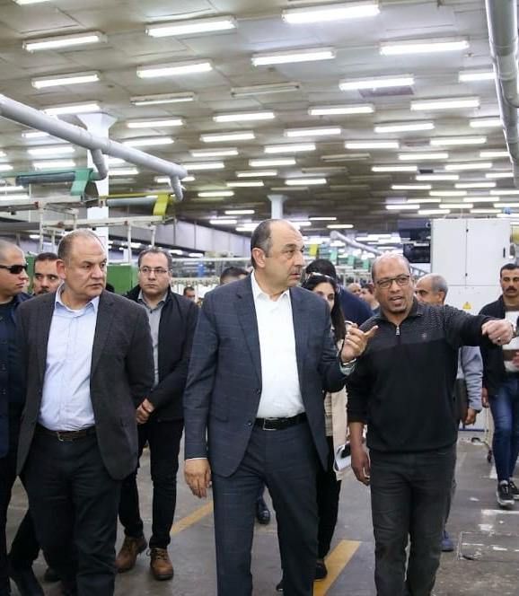 وزير قطاع الأعمال يتفقد مصانع شركة مصر للغزل والنسيج بالمحلة