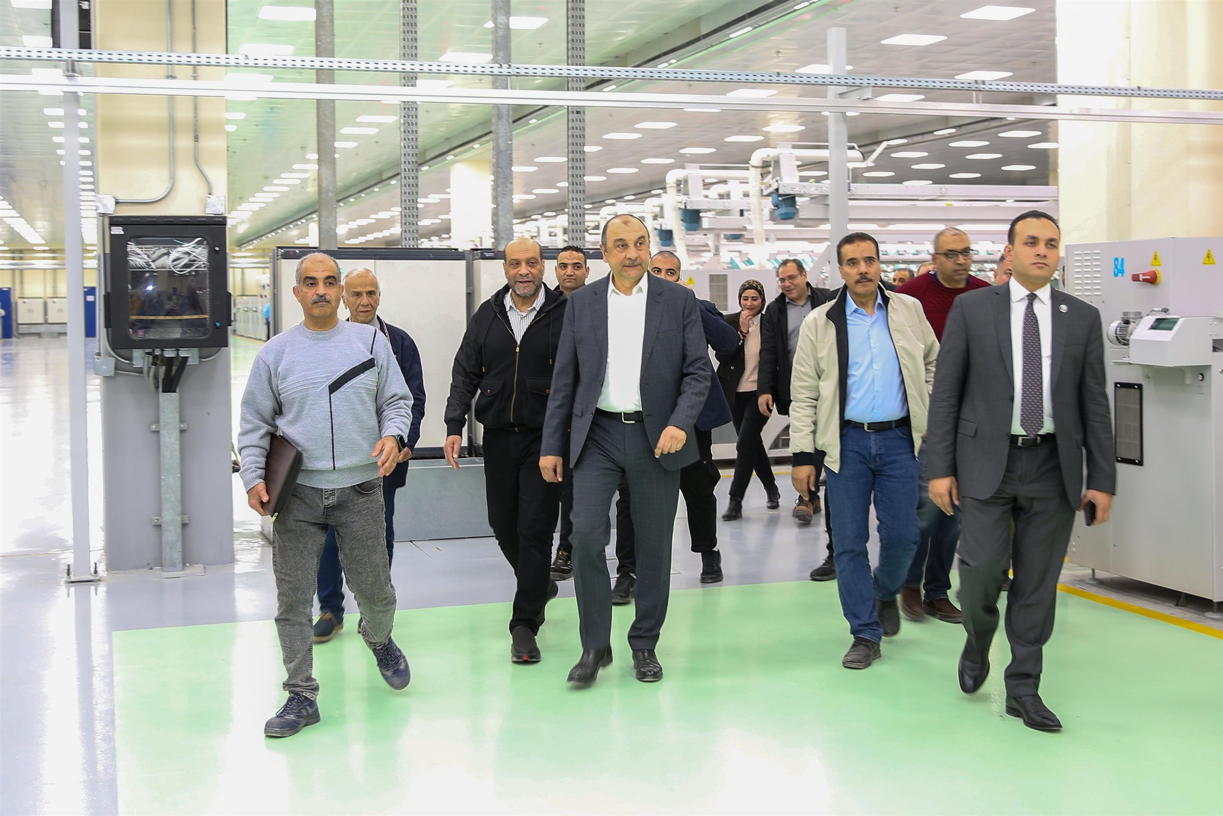 وزير قطاع الأعمال يتفقد مصانع شركة مصر للغزل والنسيج بالمحلة