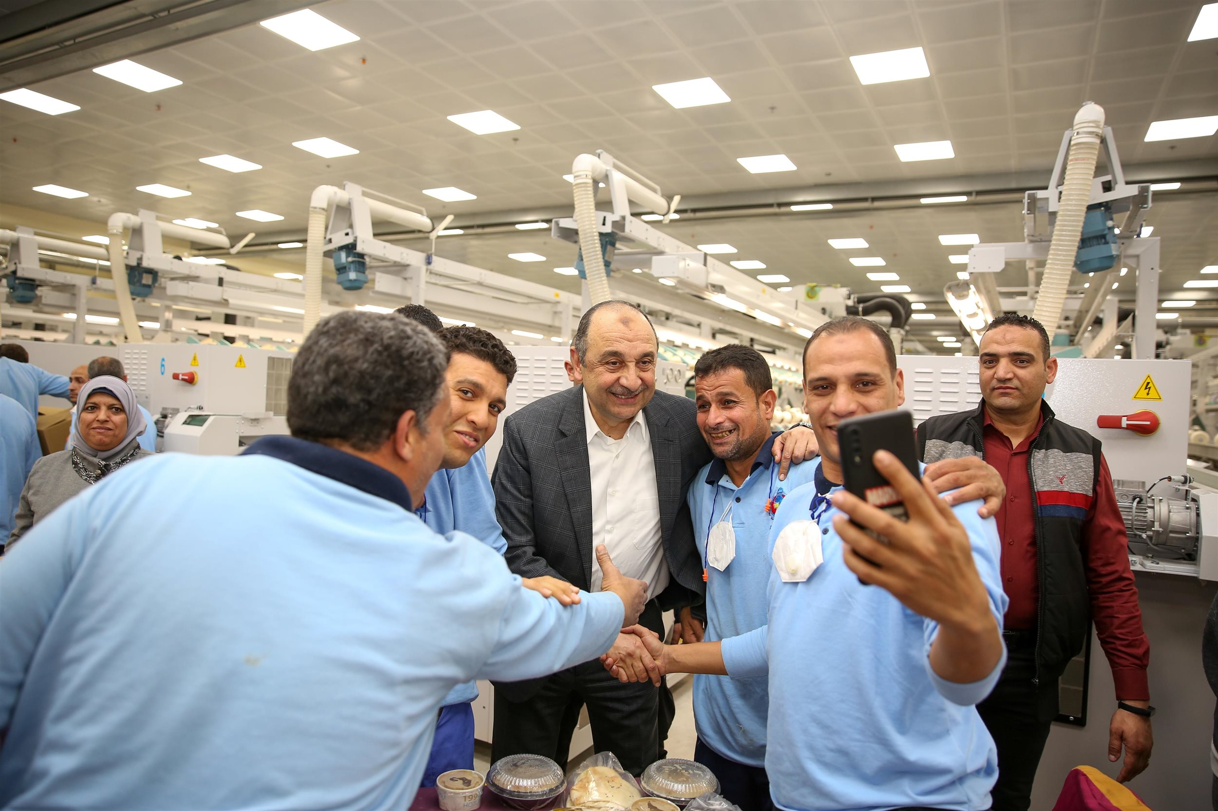 وزير قطاع الأعمال يتفقد مصانع شركة مصر للغزل والنسيج بالمحلة