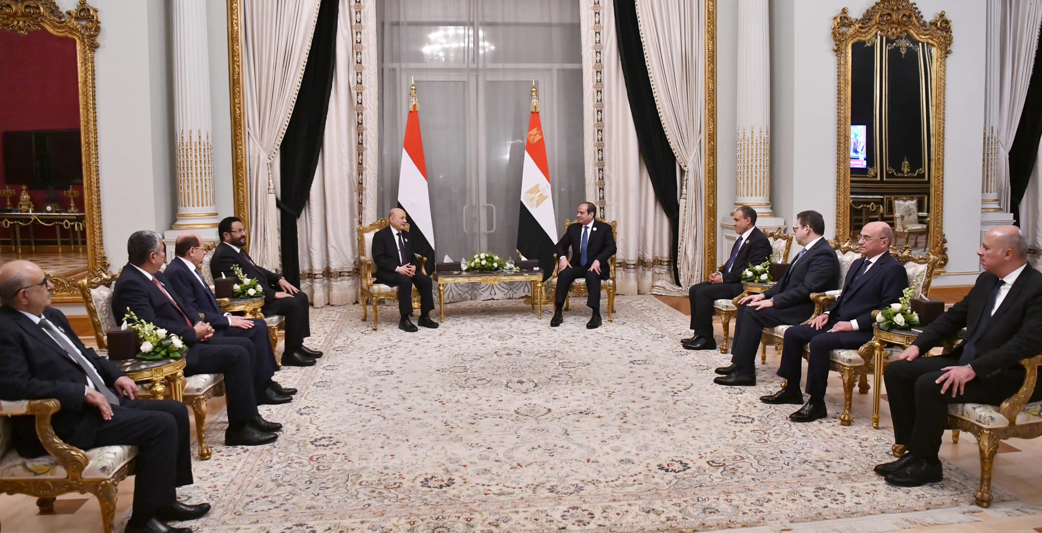 الرئيس السيسي يلتقي رئيس مجلس القيادة الرئاسي اليمني