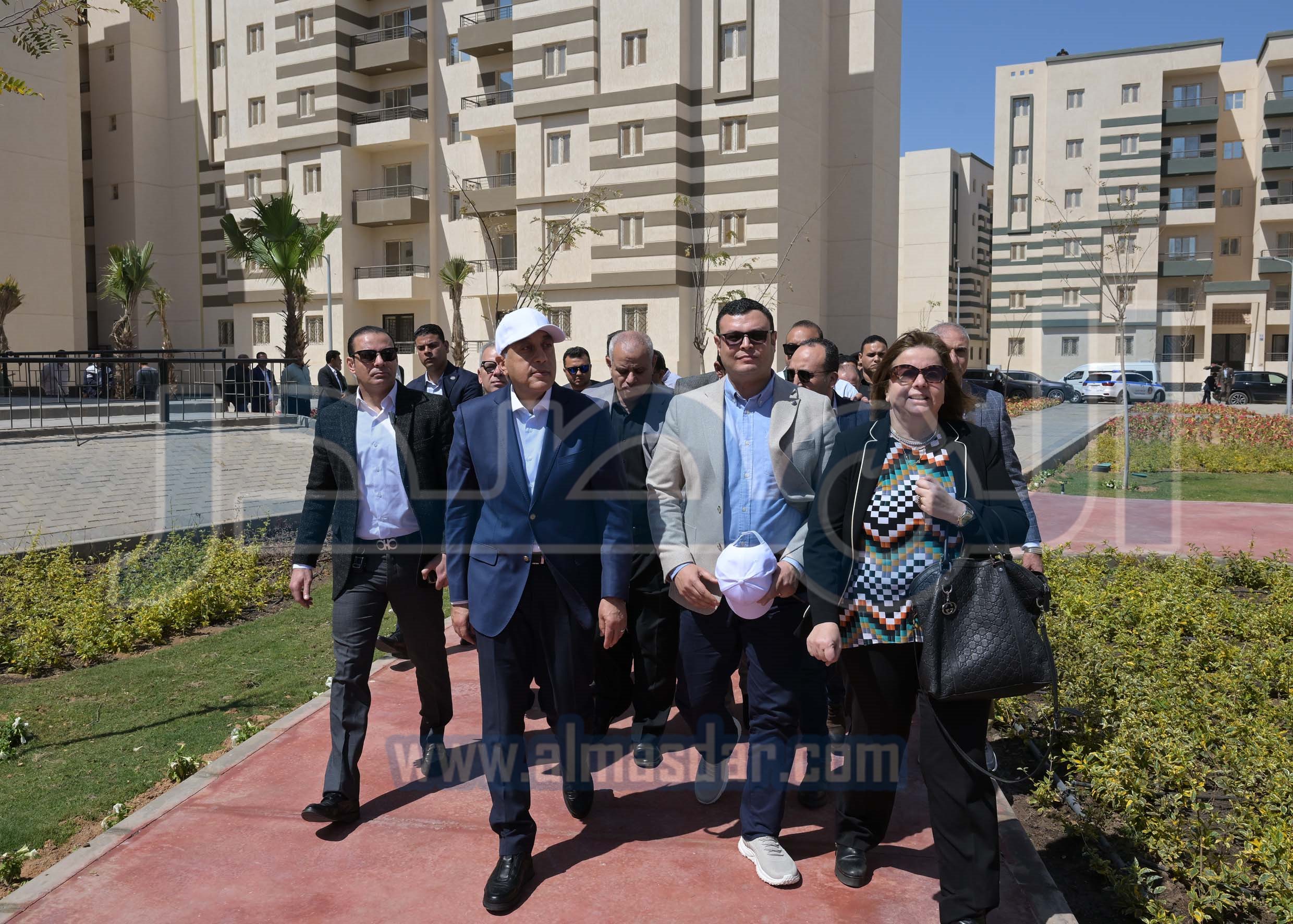 مدبولي يسلم عقود وحدات سكنية ضمن مبادرة سكن لكل المصريين