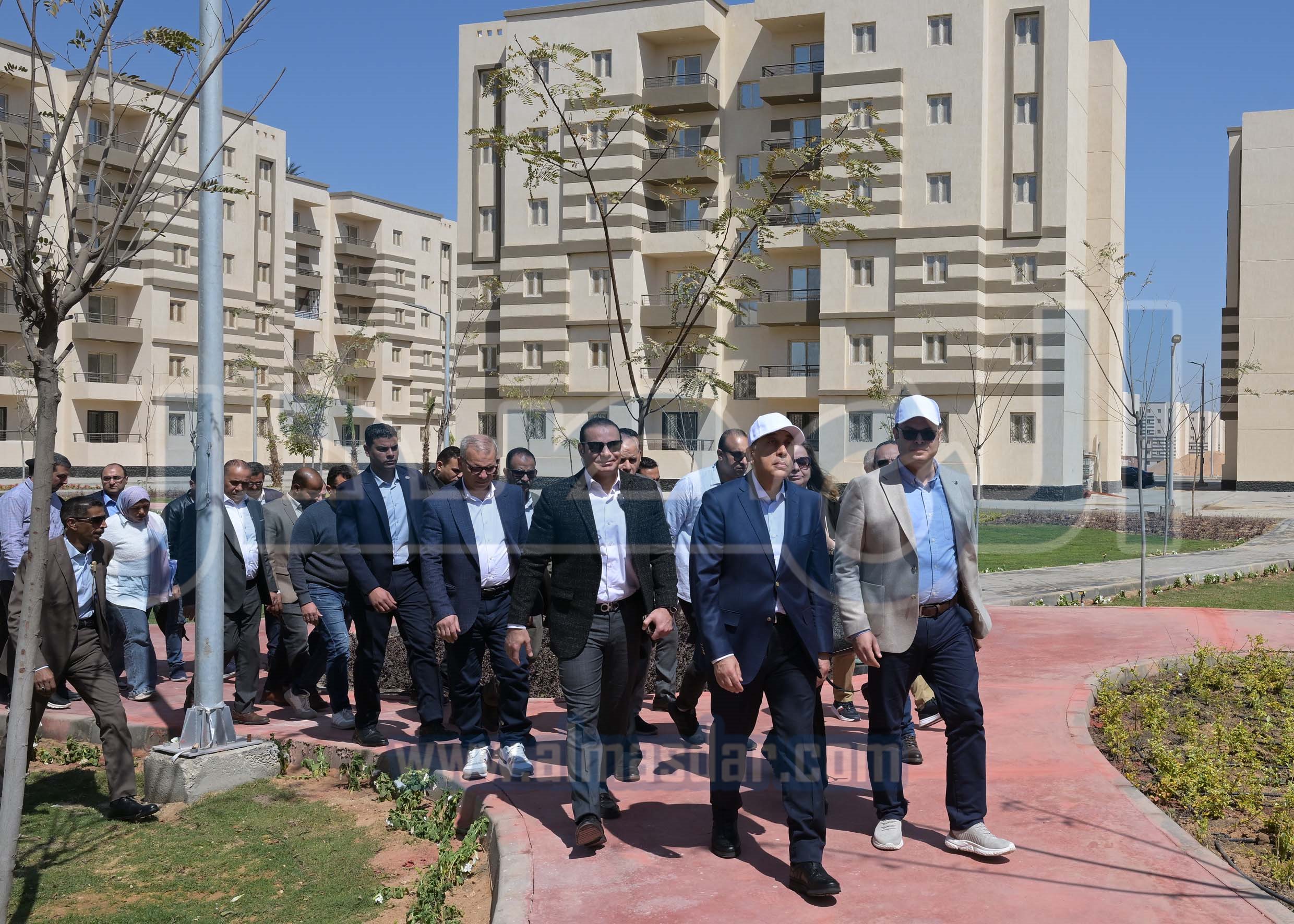 مدبولي يسلم عقود وحدات سكنية ضمن مبادرة سكن لكل المصريين
