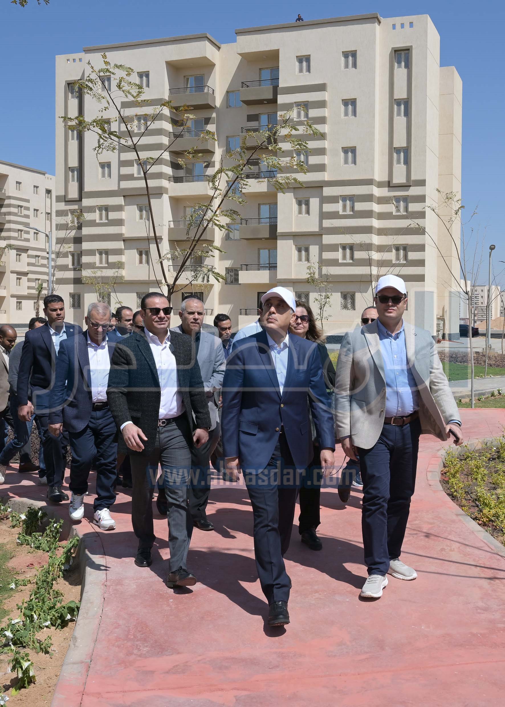 مدبولي يسلم عقود وحدات سكنية ضمن مبادرة سكن لكل المصريين