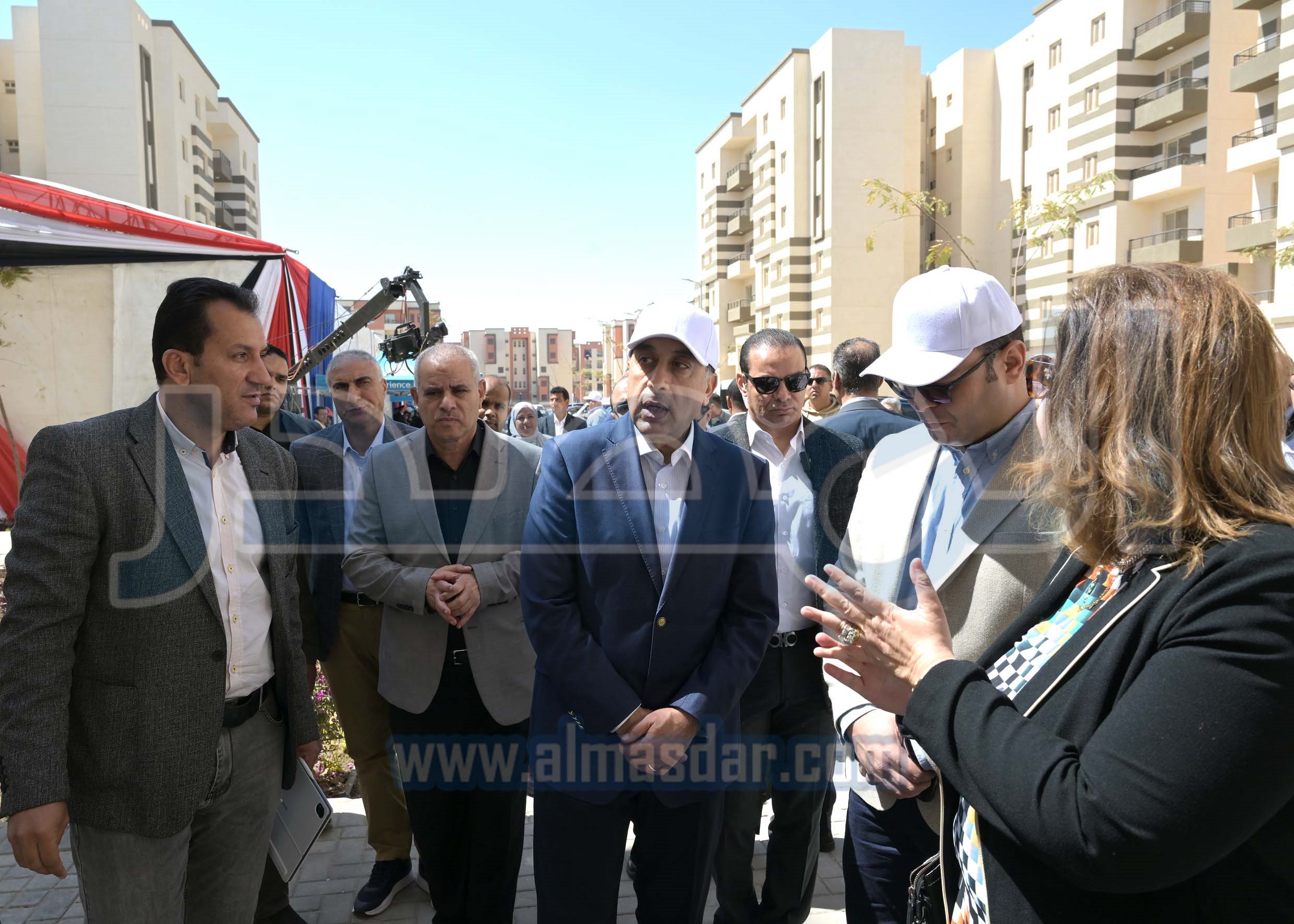 مدبولي يسلم عقود وحدات سكنية ضمن مبادرة سكن لكل المصريين