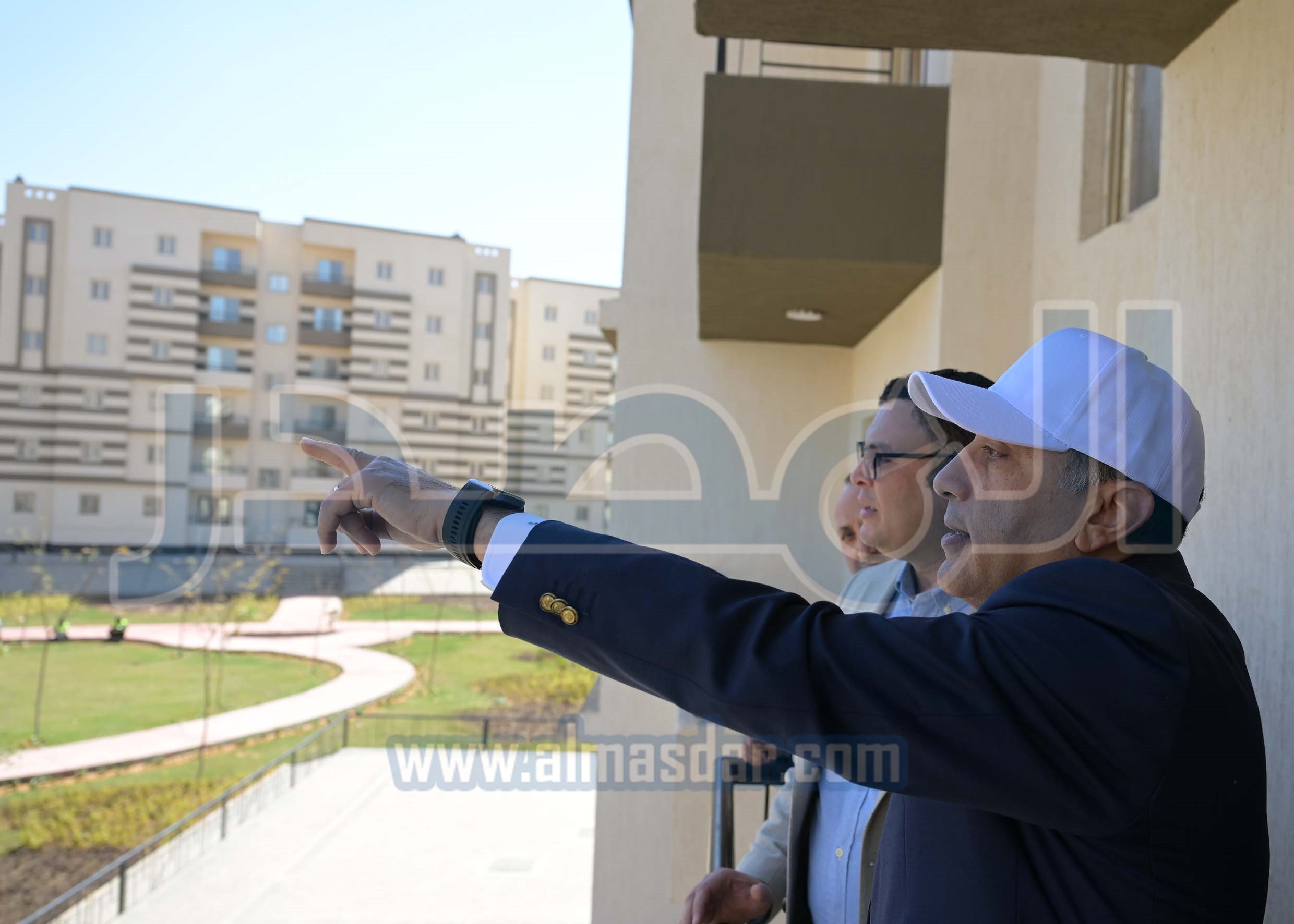 مدبولي يسلم عقود وحدات سكنية ضمن مبادرة سكن لكل المصريين