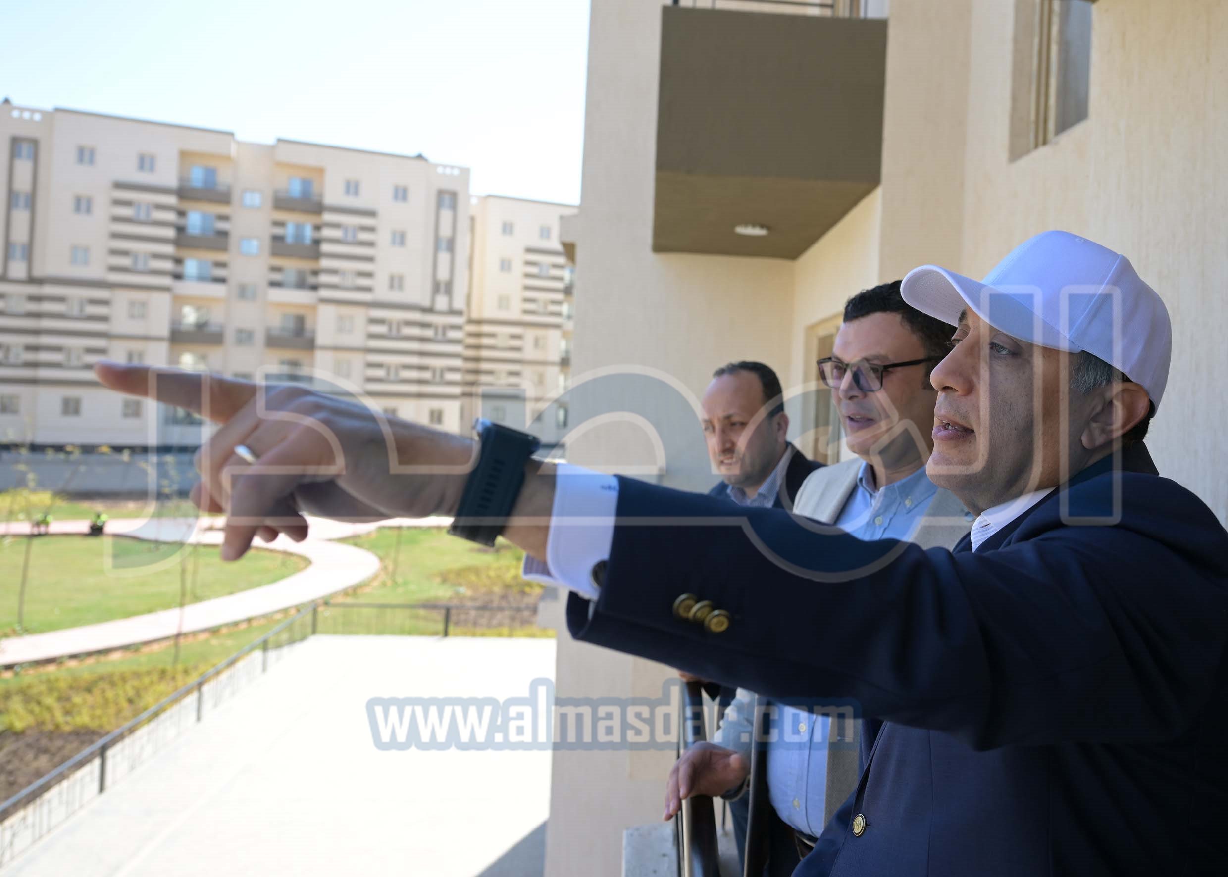 مدبولي يسلم عقود وحدات سكنية ضمن مبادرة سكن لكل المصريين