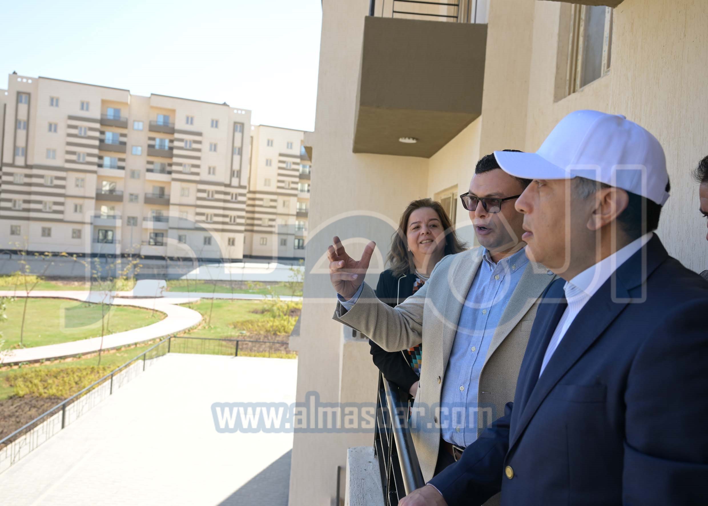مدبولي يسلم عقود وحدات سكنية ضمن مبادرة سكن لكل المصريين