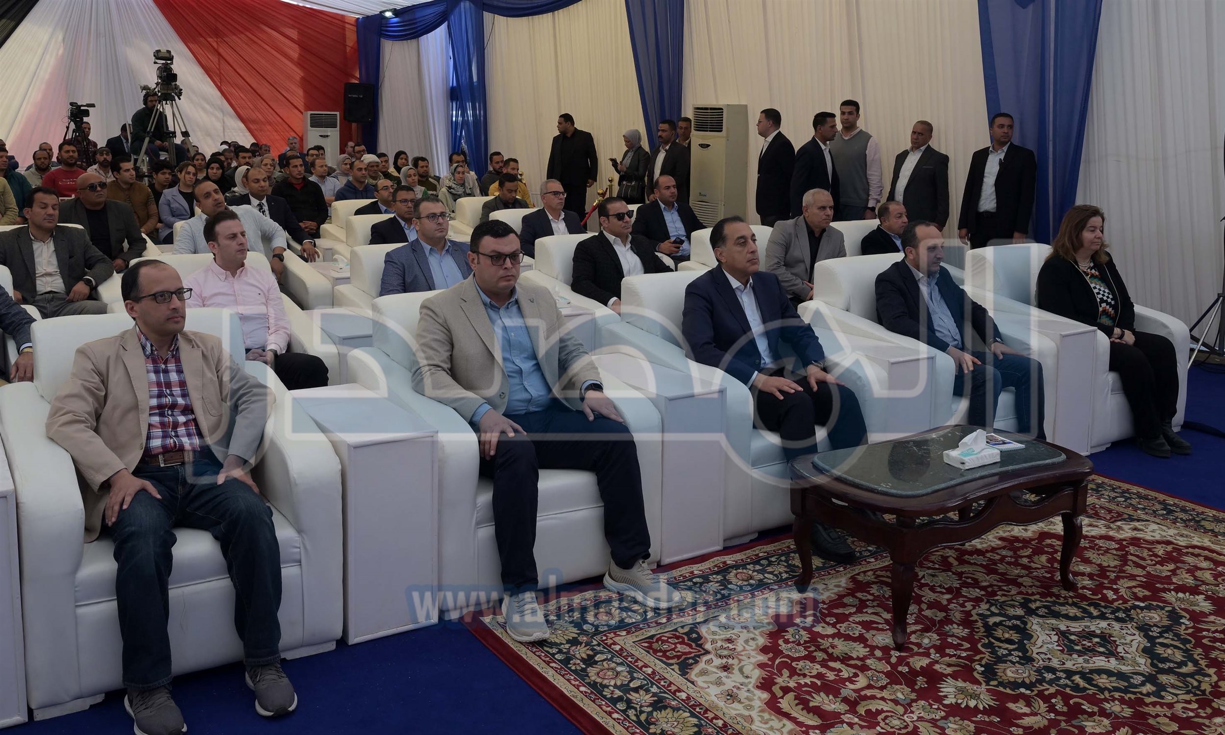 مدبولي يسلم عقود وحدات سكنية ضمن مبادرة سكن لكل المصريين