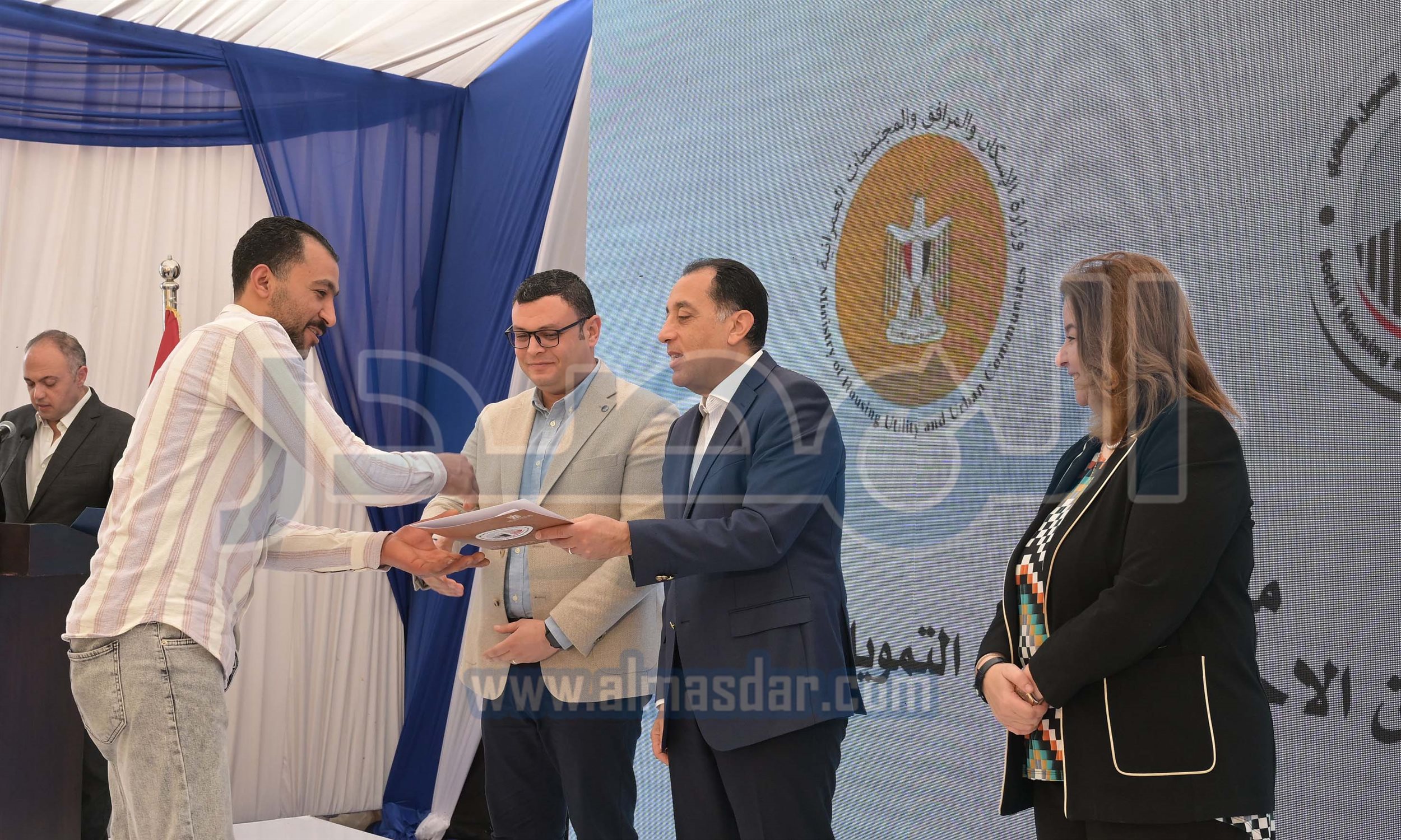 مدبولي يسلم عقود وحدات سكنية ضمن مبادرة سكن لكل المصريين