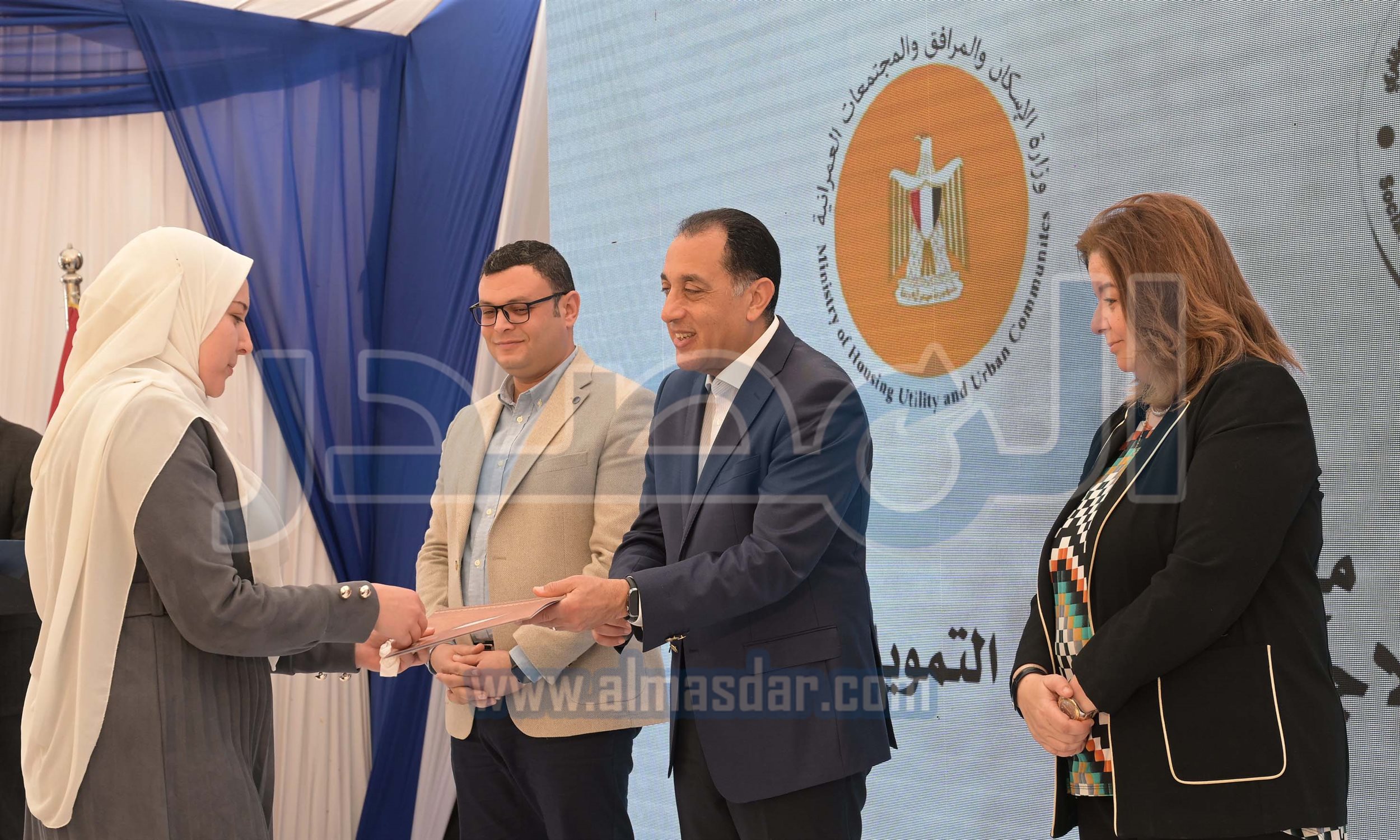 مدبولي يسلم عقود وحدات سكنية ضمن مبادرة سكن لكل المصريين