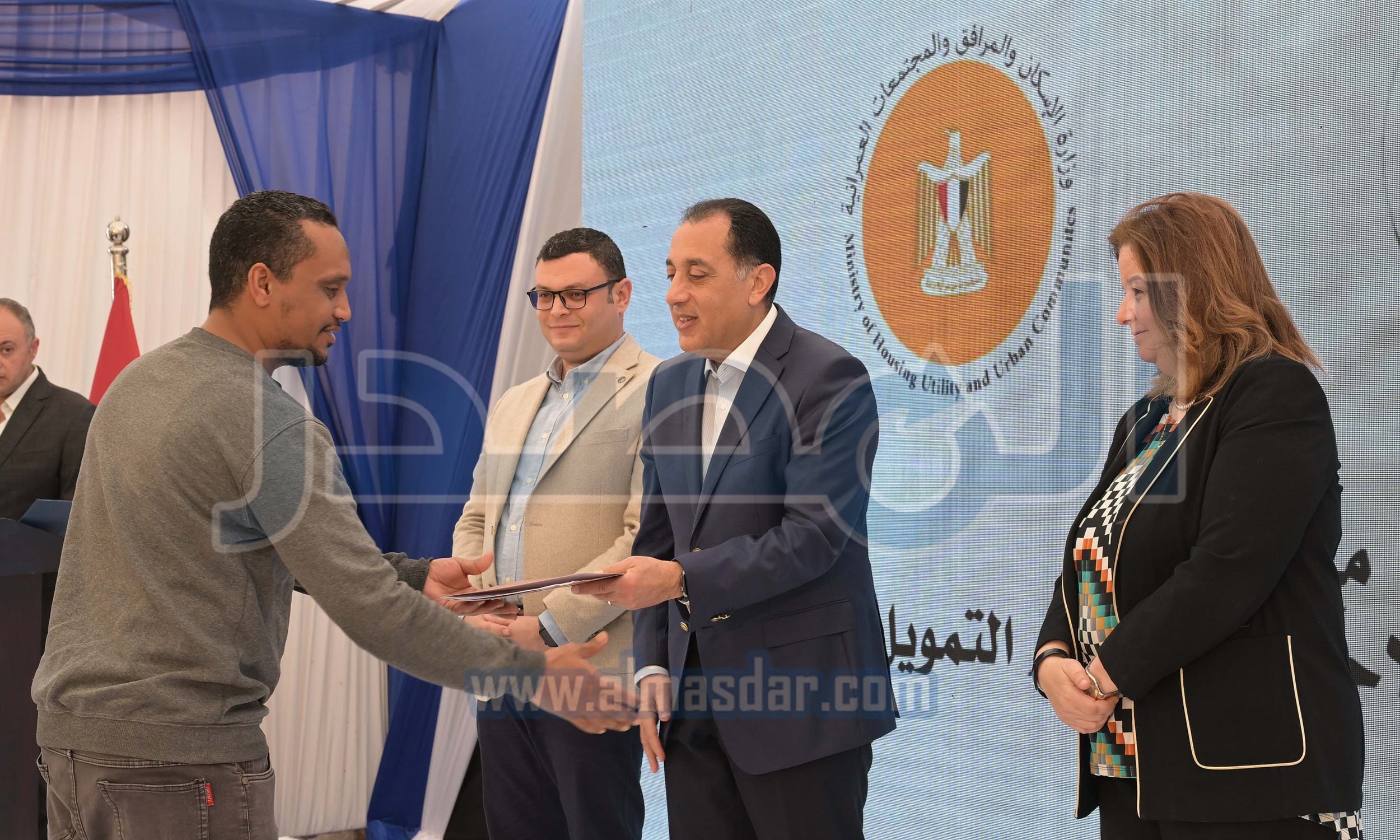 مدبولي يسلم عقود وحدات سكنية ضمن مبادرة سكن لكل المصريين