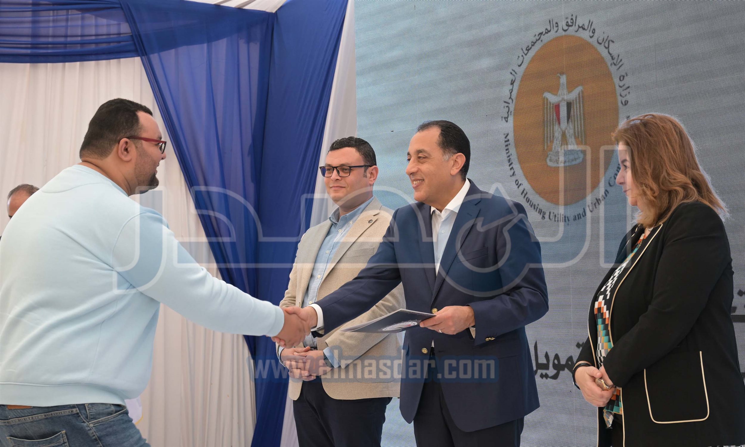 مدبولي يسلم عقود وحدات سكنية ضمن مبادرة سكن لكل المصريين