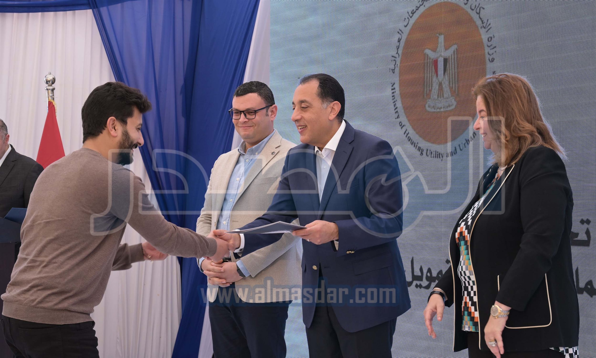 مدبولي يسلم عقود وحدات سكنية ضمن مبادرة سكن لكل المصريين
