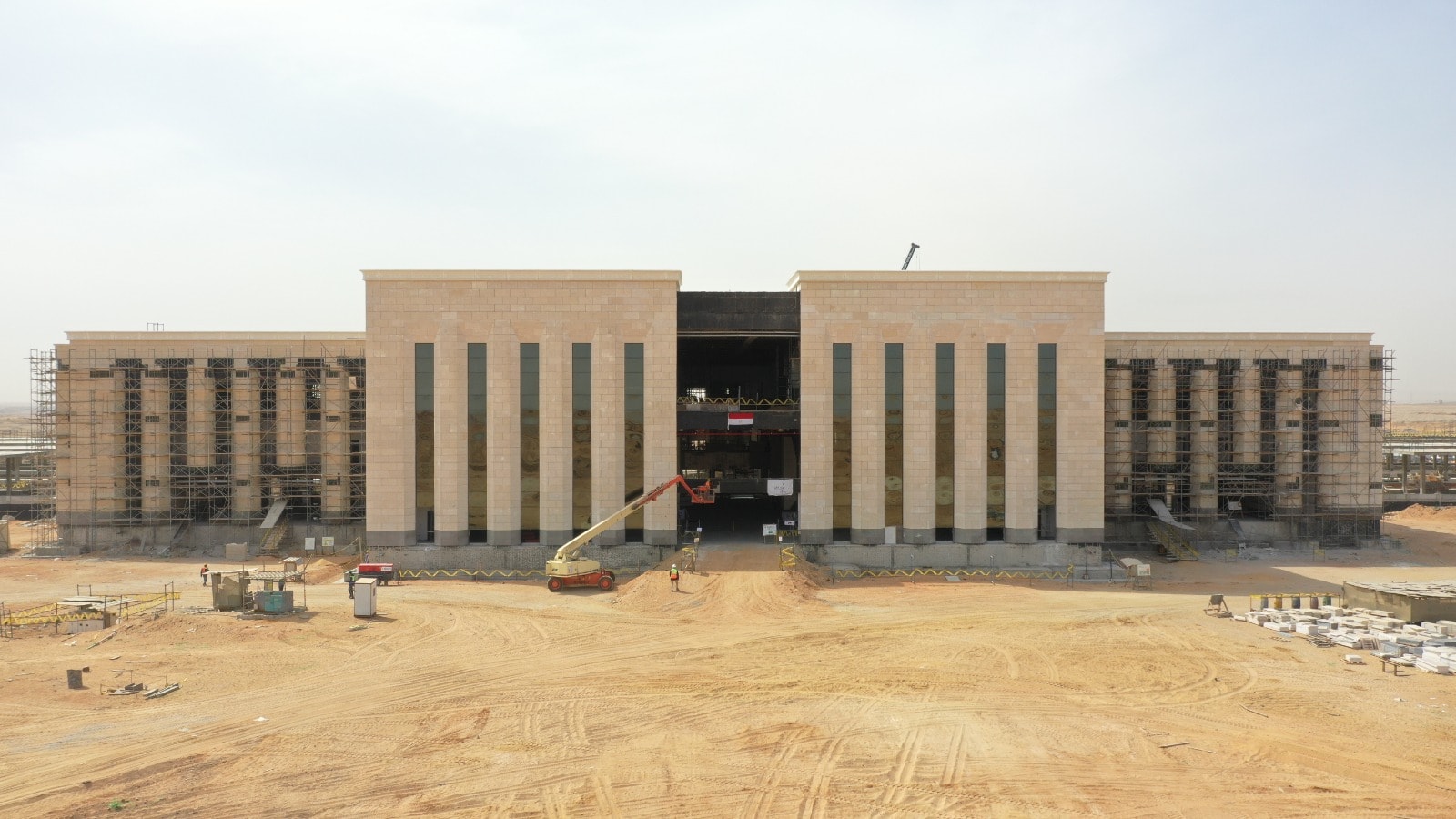 وزير النقل يتفقد مشروع الخط الأول من شبكة القطار الكهربائي
