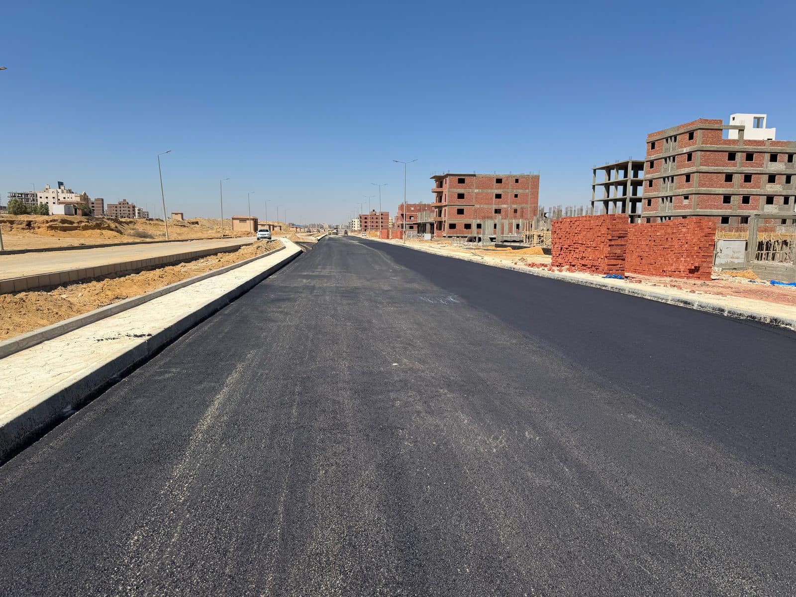 وزير الإسكان يتابع مشروعات المرافق والطرق لأراضي بيت الوطن