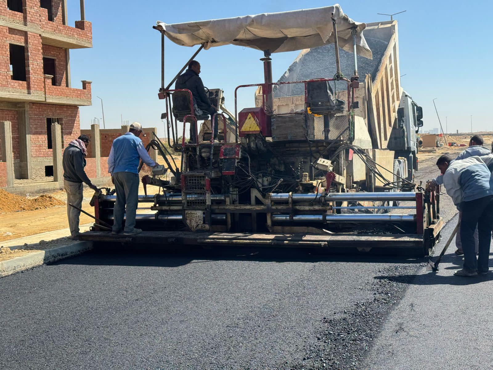 وزير الإسكان يتابع مشروعات المرافق والطرق لأراضي بيت الوطن