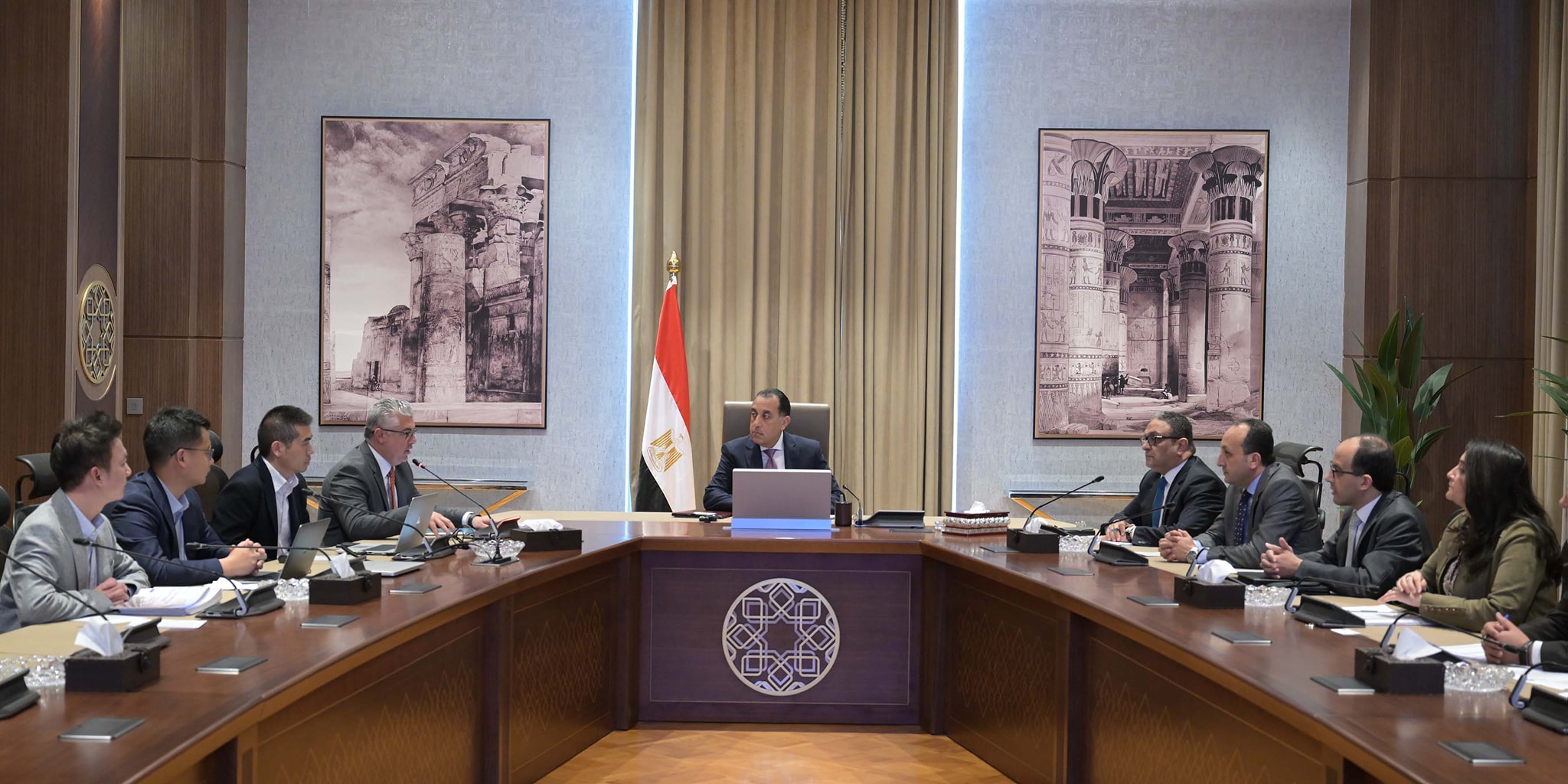 مدبولي يجتمع مع رئيس شركة سينجين نيو كيبينج ووليد جمال الدين