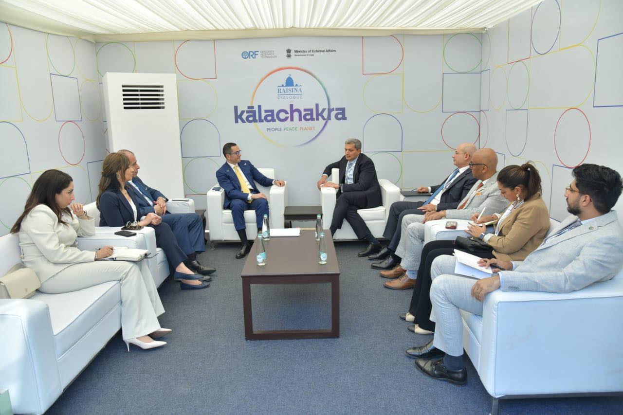 وزير الاستثمار يلتقي الرئيس التنفيذي لهيئة موانئ دبي العالمية