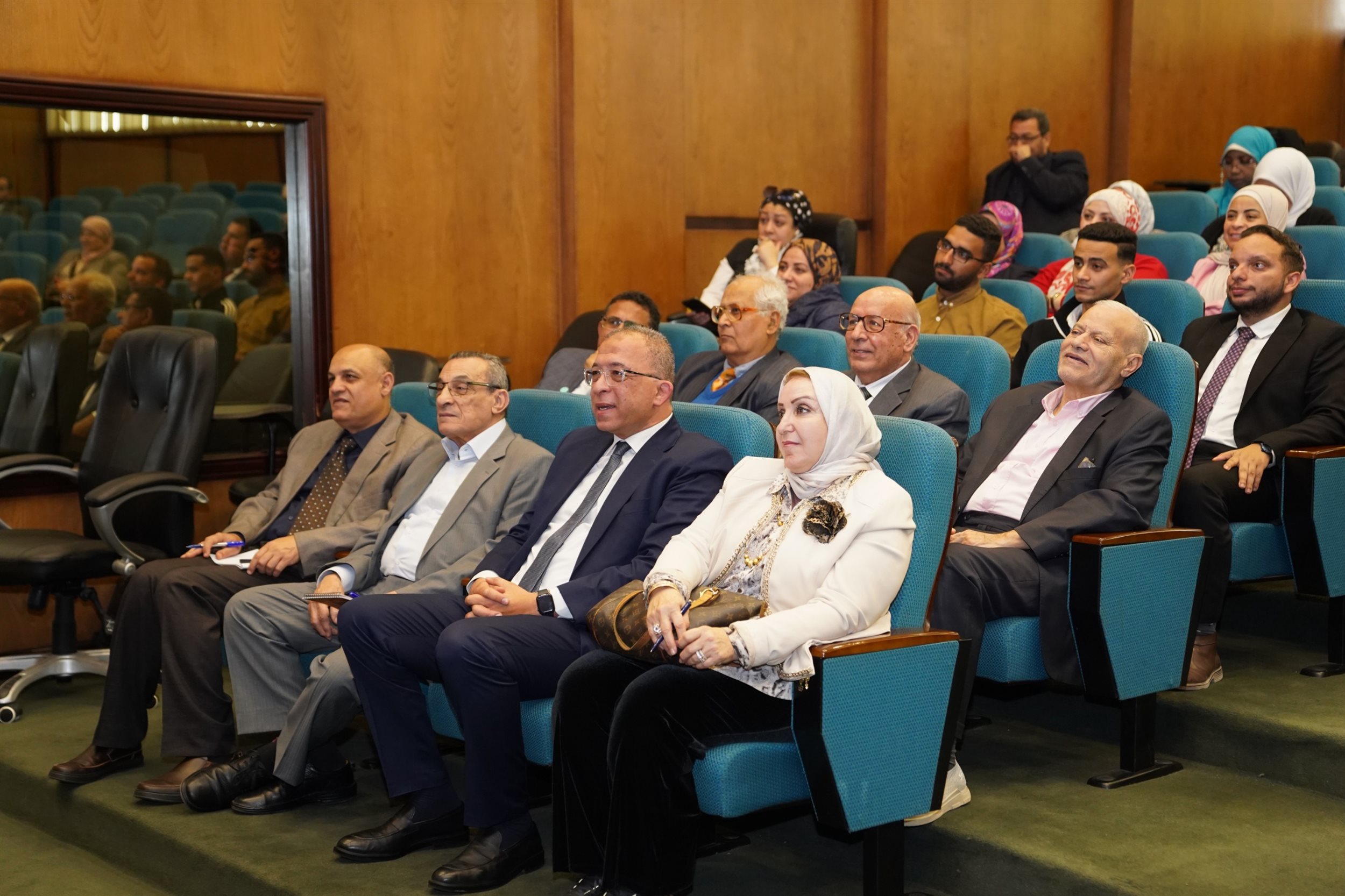 معهد التخطيط يعقد حلقة نقاشية حول آفاق تنمية قطاع السياحة
