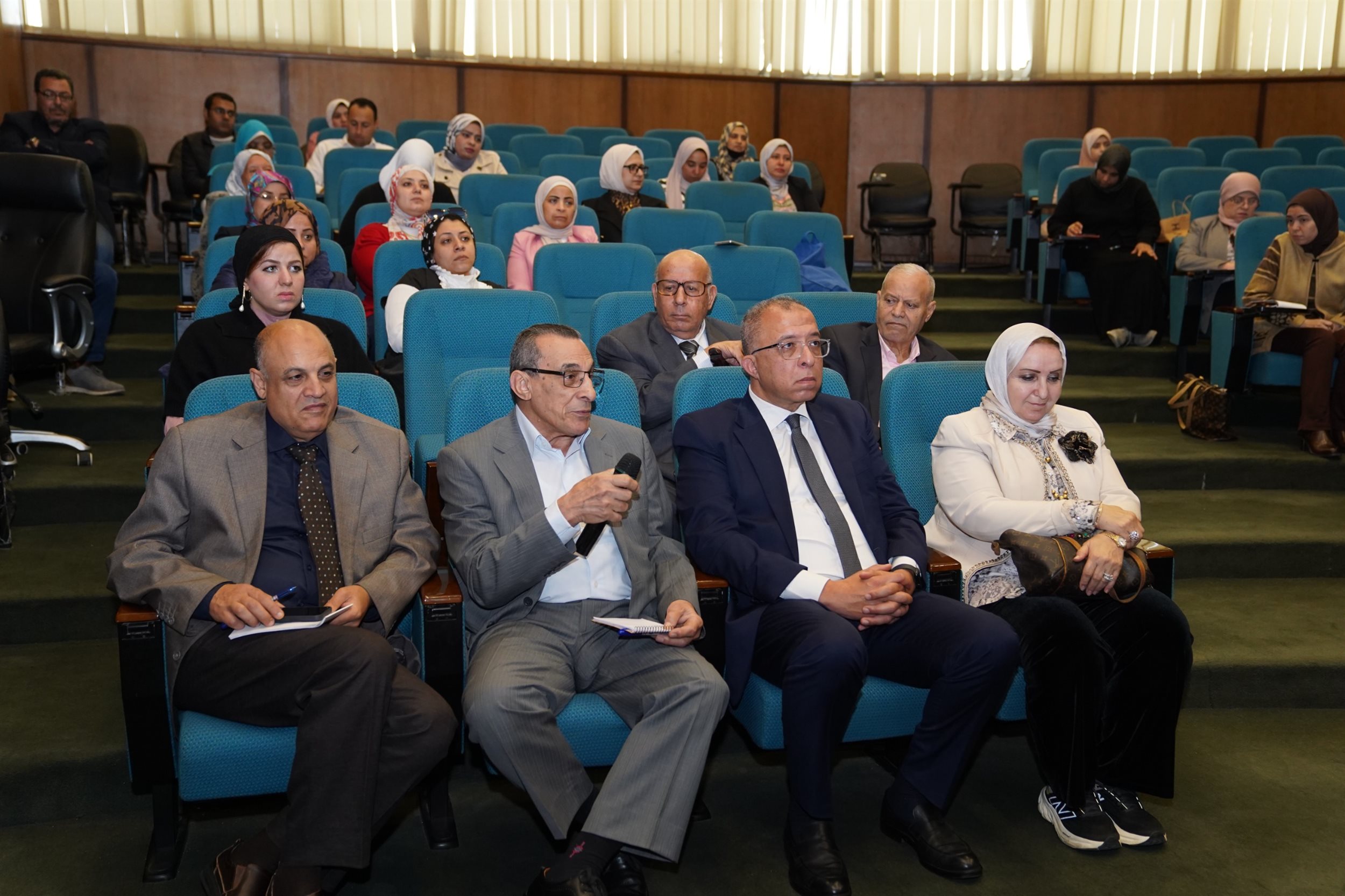 معهد التخطيط يعقد حلقة نقاشية حول آفاق تنمية قطاع السياحة