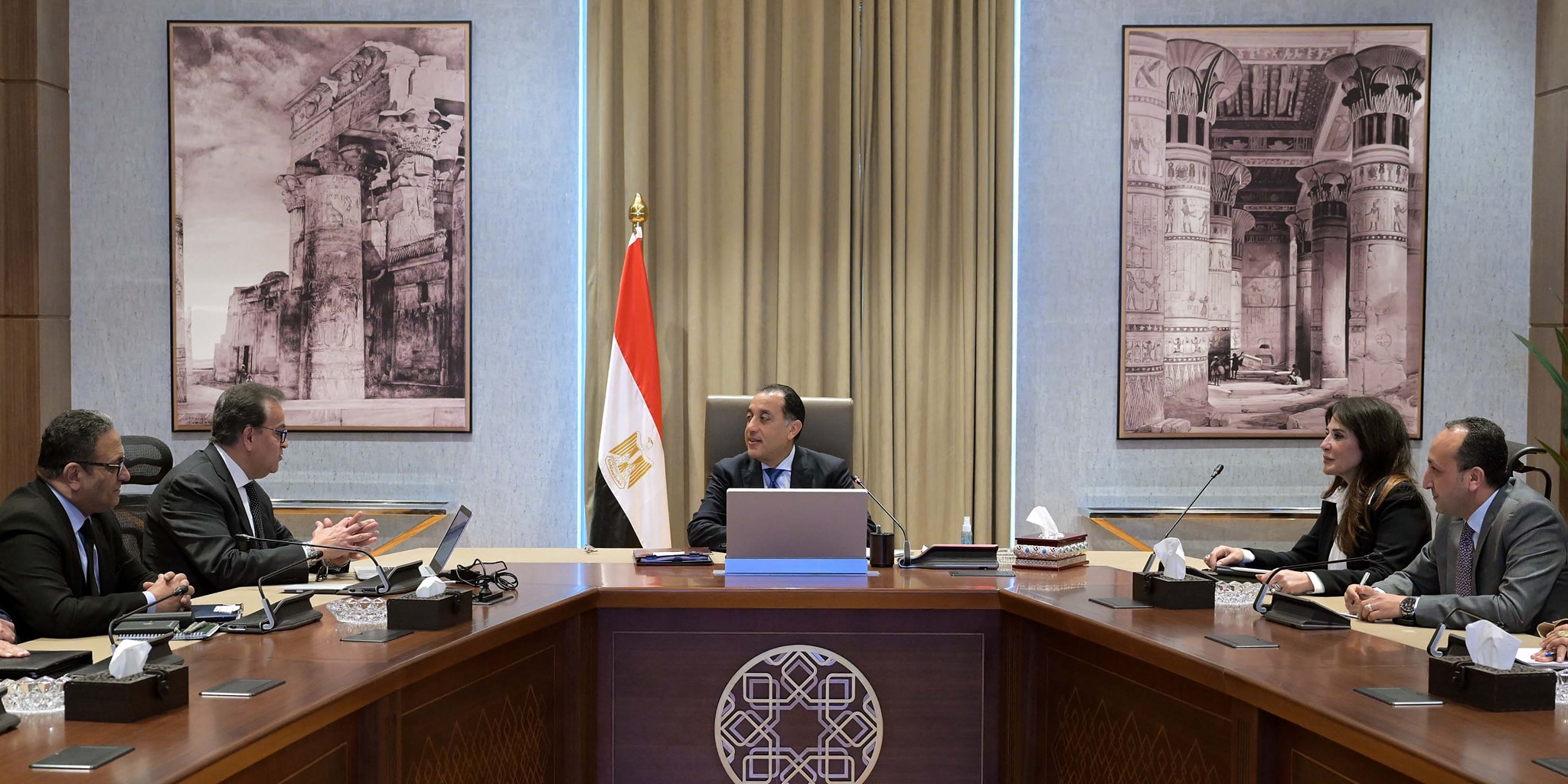 رئيس الوزراء يجتمع مع وزير الصحة والسكان