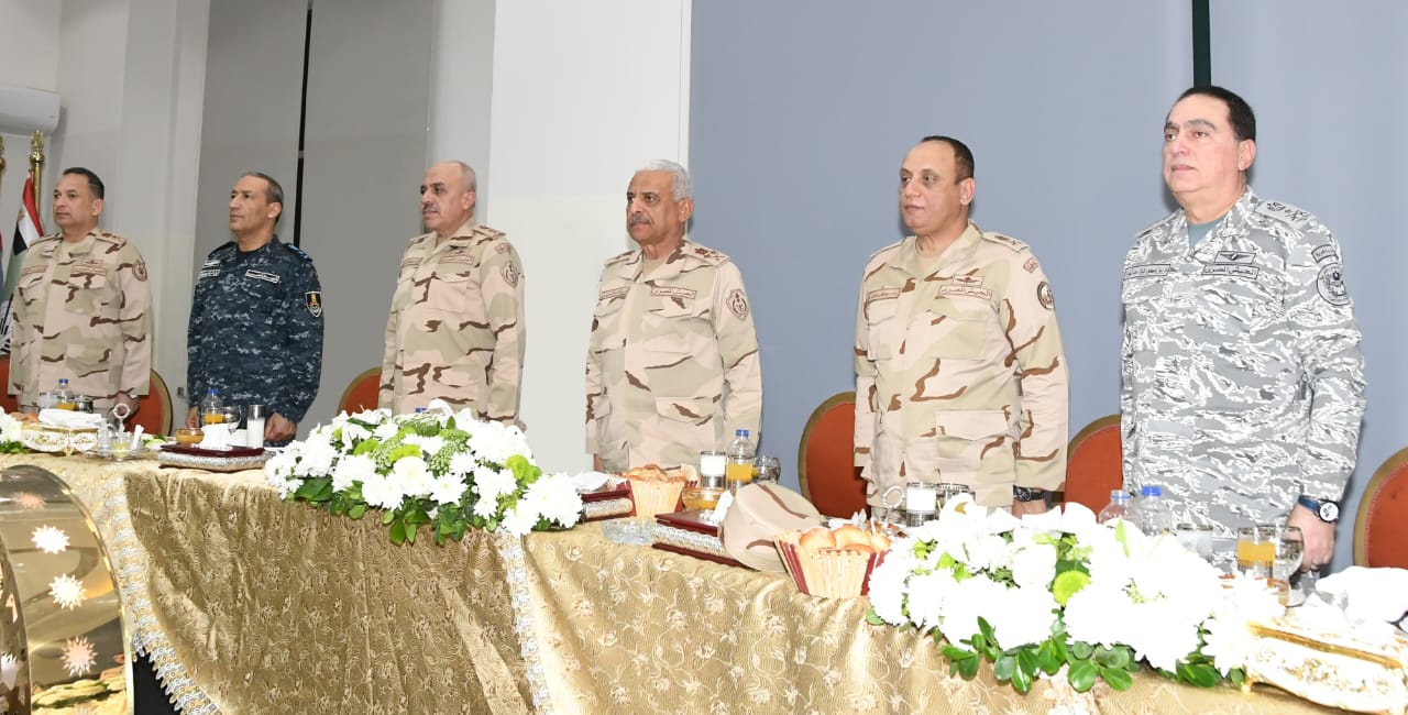 وزير الدفاع يتناول وجبة الإفطار مع مقاتلى المنطقة المركزية