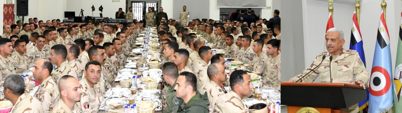 وزير الدفاع يتناول وجبة الإفطار مع مقاتلى المنطقة المركزية