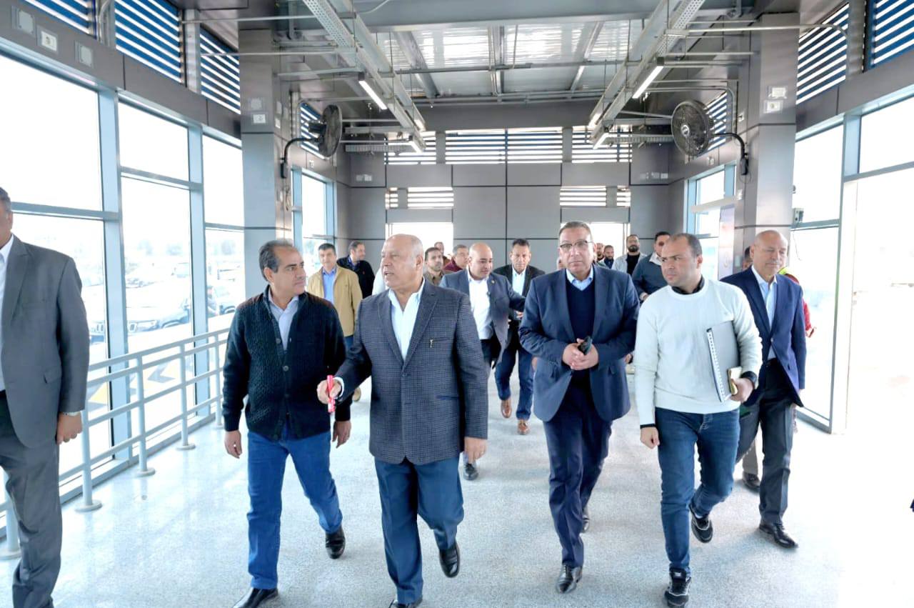 الوزير يتفقد استعدادات تشغيل الأتوبيس الترددي BRT