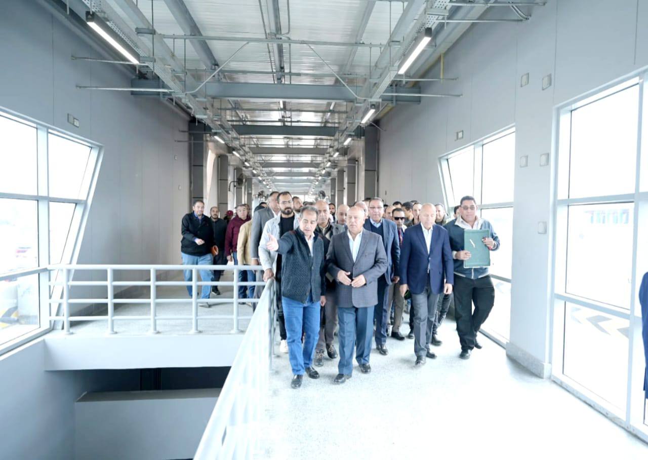 الوزير يتفقد استعدادات تشغيل الأتوبيس الترددي BRT