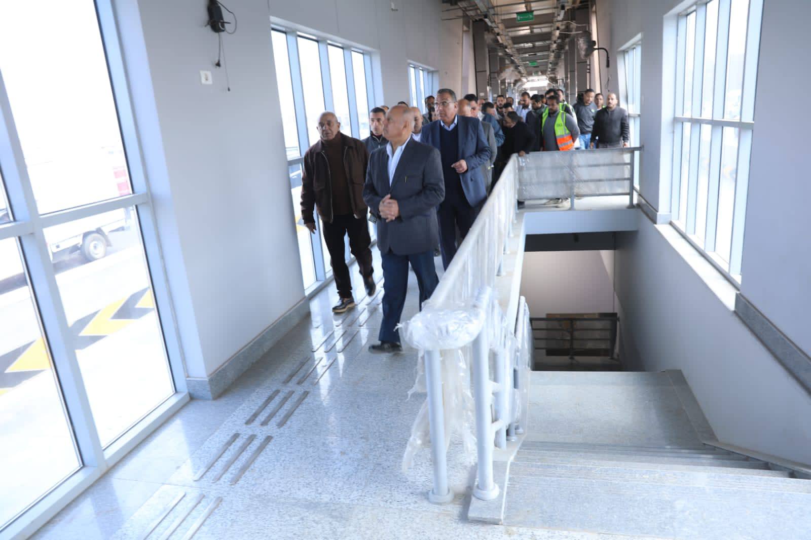 الوزير يتفقد استعدادات تشغيل الأتوبيس الترددي BRT