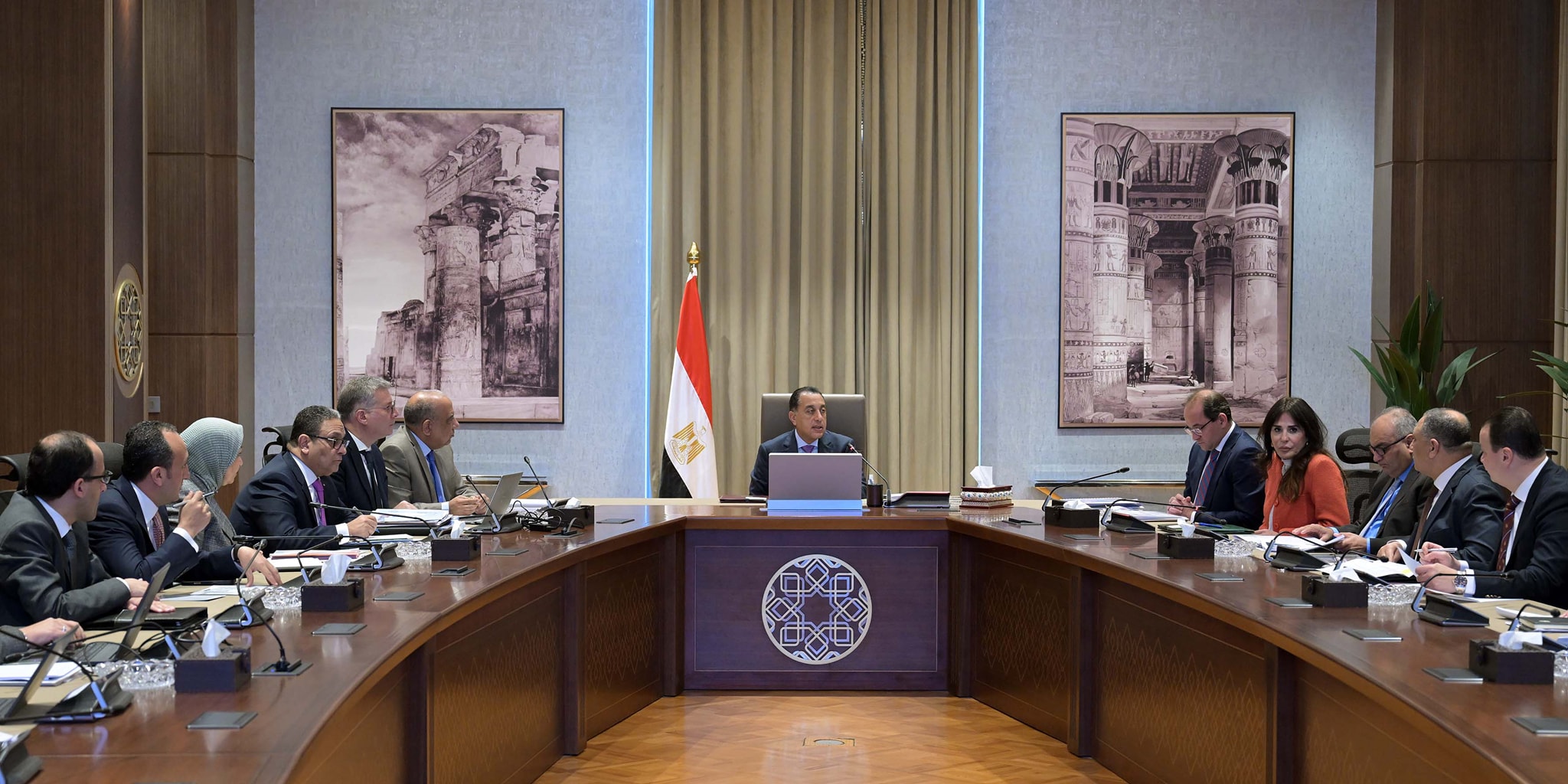 رئيس الوزراء يستعرض موقف تخصيص الأراضي لمشروعات الطاقة