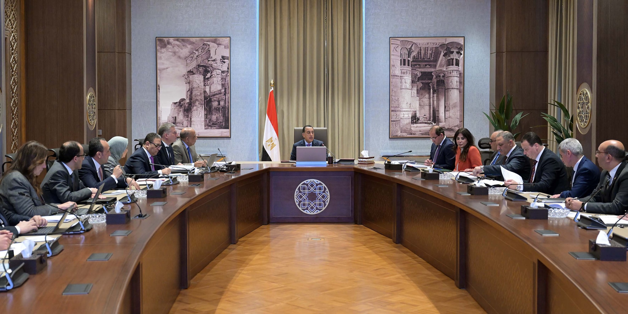 رئيس الوزراء يستعرض موقف تخصيص الأراضي لمشروعات الطاقة