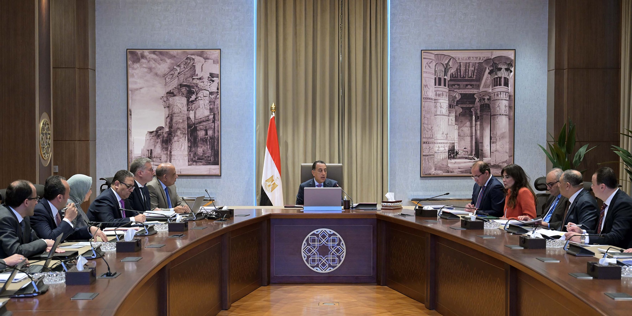 رئيس الوزراء يستعرض موقف تخصيص الأراضي لمشروعات الطاقة