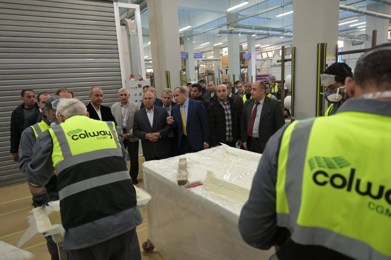 وزير الصناعة والنقل يزرو مصنع كولواي الأسبانية
