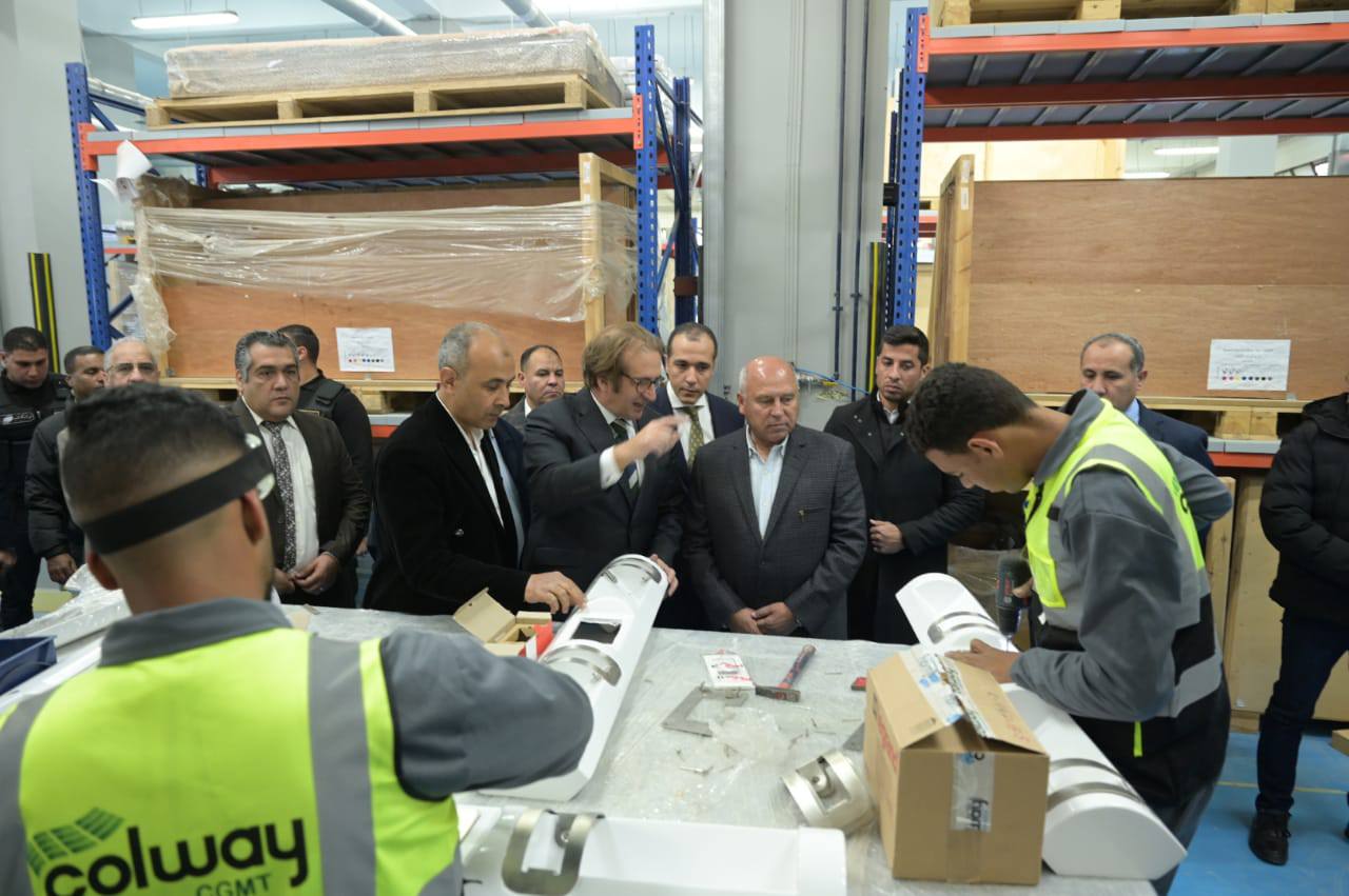وزير الصناعة والنقل يزرو مصنع كولواي الأسبانية