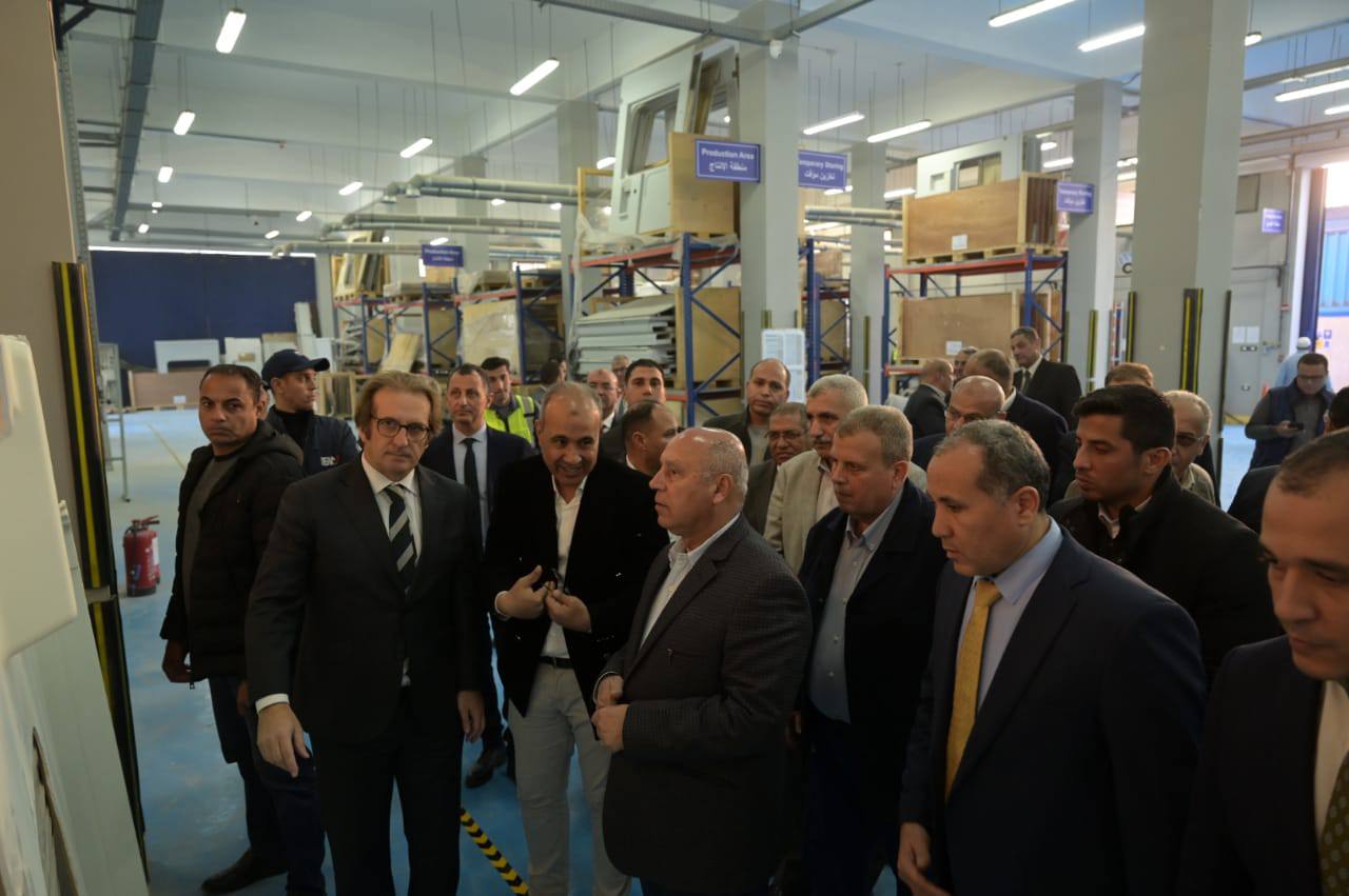 وزير الصناعة والنقل يزرو مصنع كولواي الأسبانية