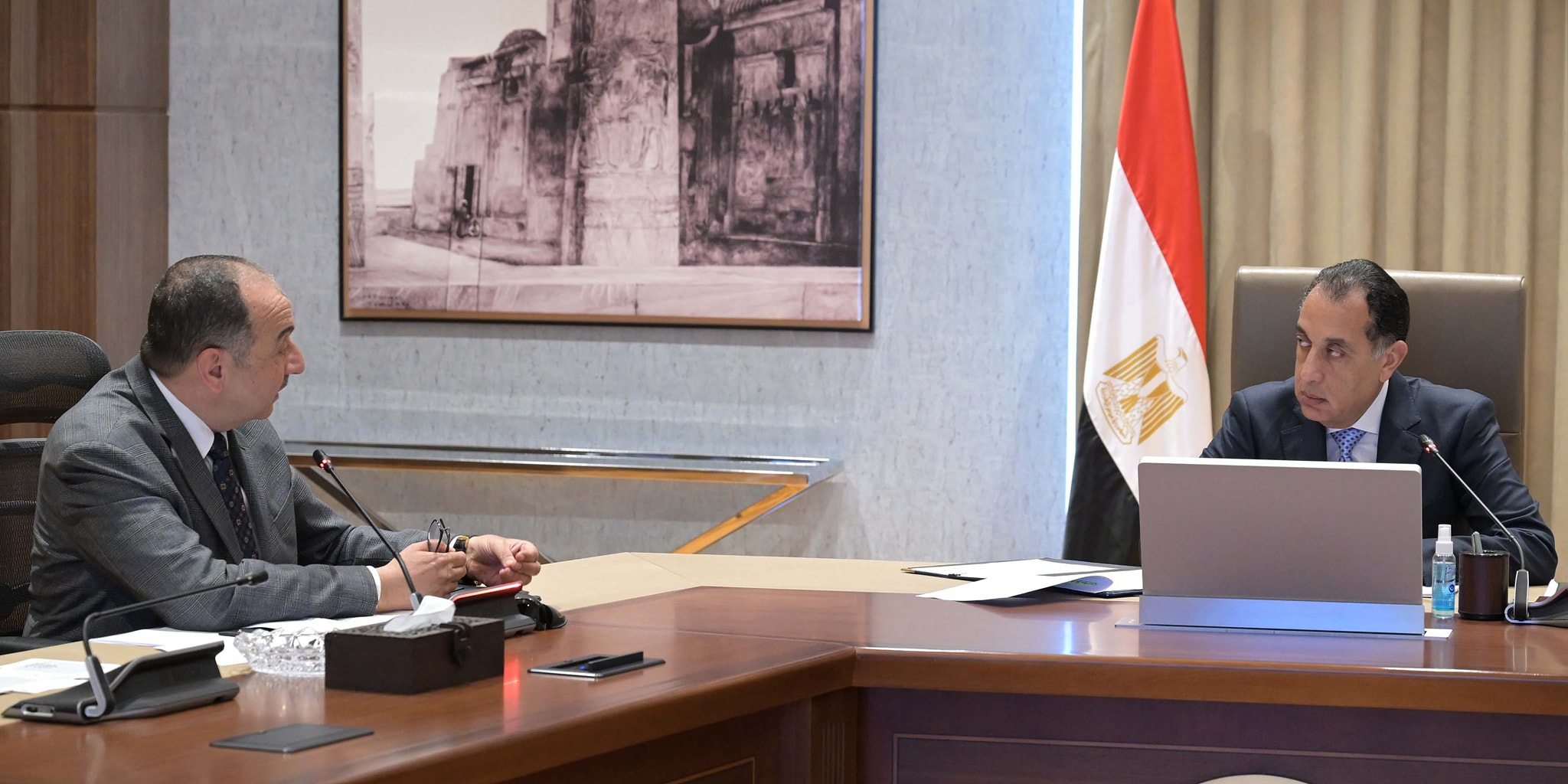 رئيس الوزراء في اجتماع مع وزير قطاع الأعمال العام
