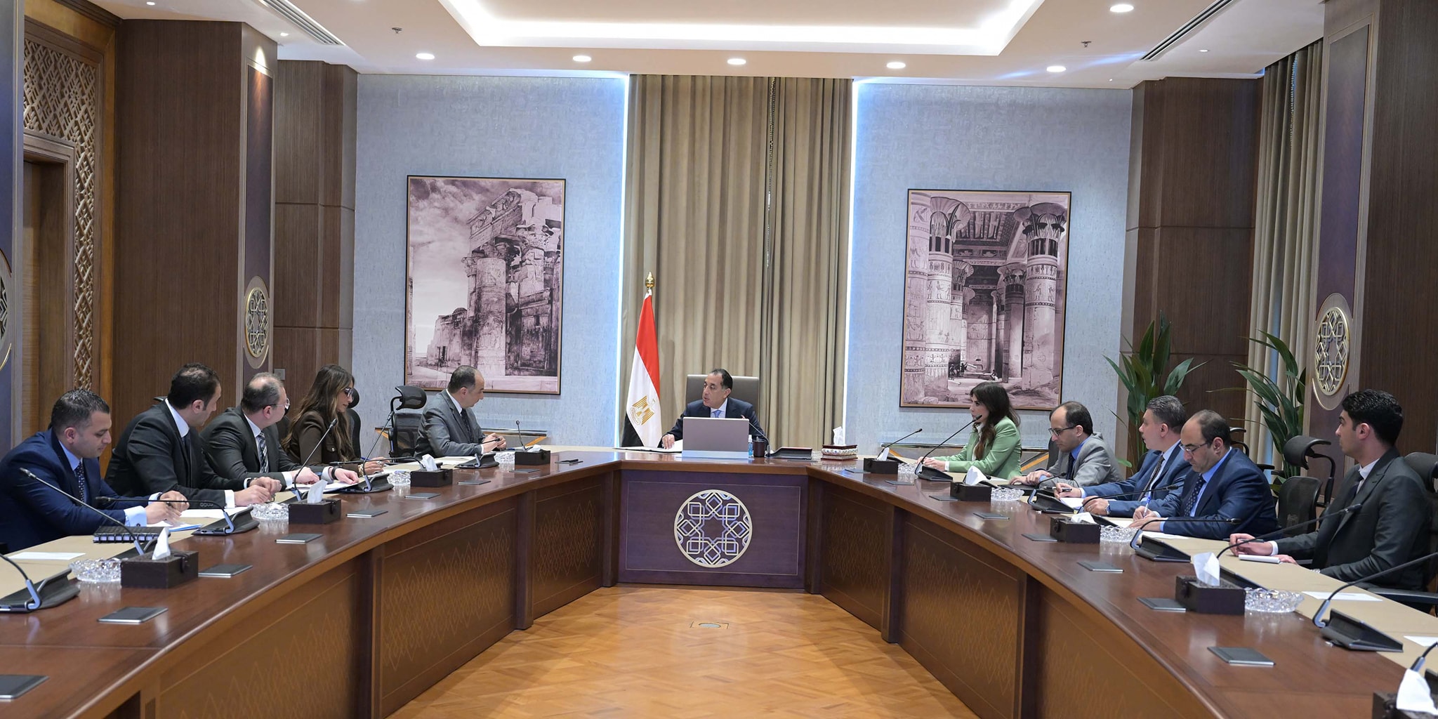 رئيس الوزراء في اجتماع مع وزير قطاع الأعمال العام