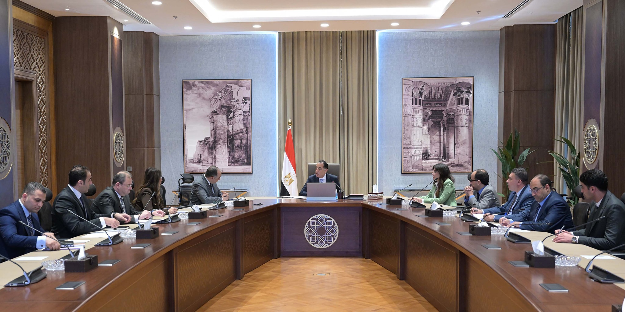 رئيس الوزراء في اجتماع مع وزير قطاع الأعمال العام