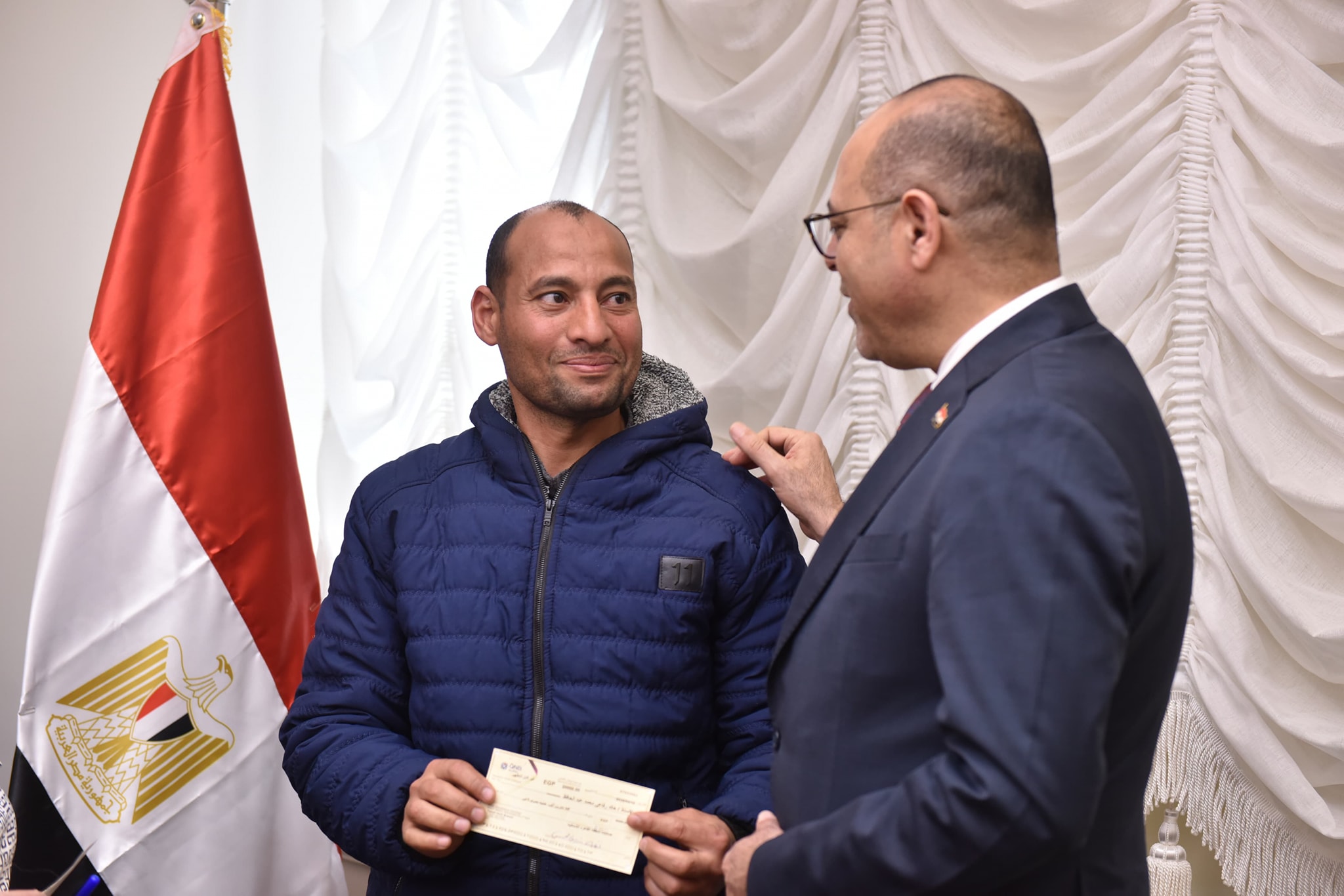 جبران يُسلم شيكات تعويضات بقيمة 248 ألف جنيه وثائق تأمين
